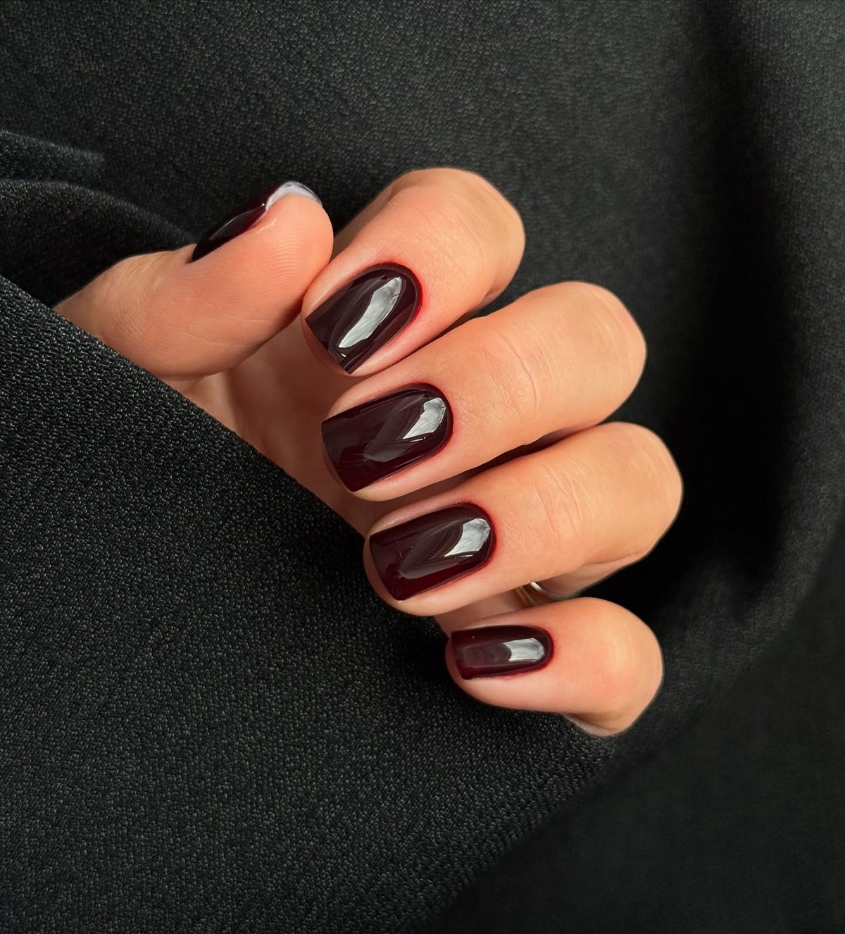 Этой весной выбирают темный: маникюр, который неожиданно освежает руки