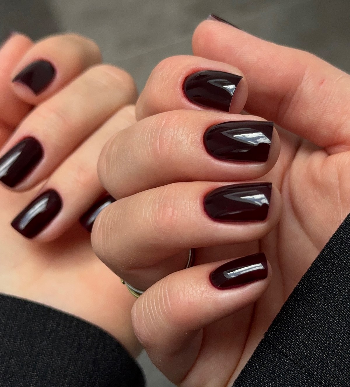 Этой весной выбирают темный: маникюр, который неожиданно освежает руки