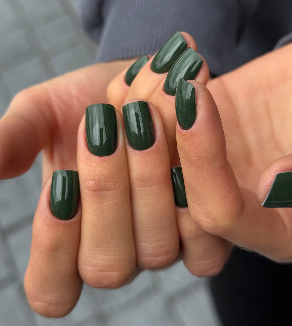 Этой весной выбирают темный: маникюр, который неожиданно освежает руки