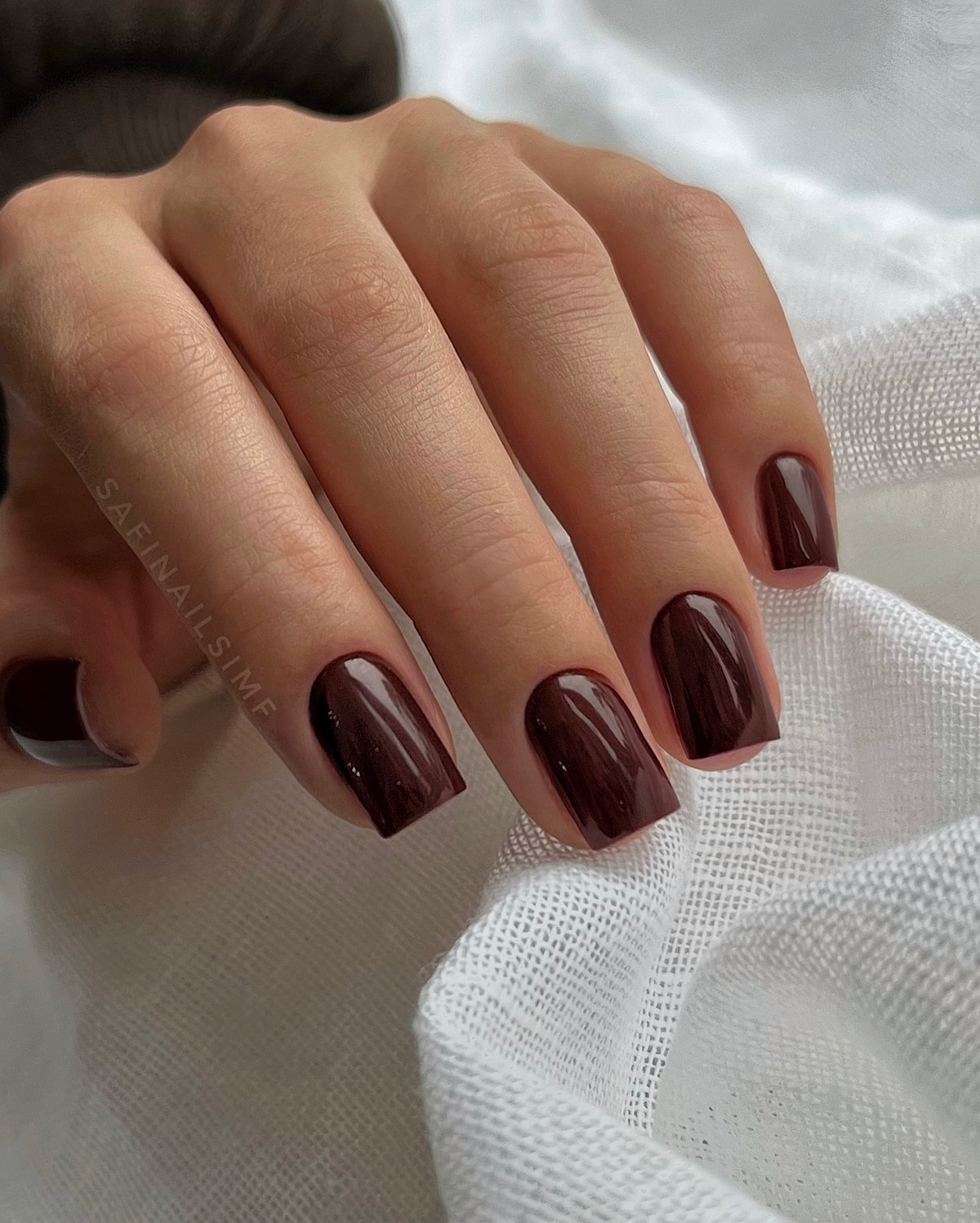 Этой весной выбирают темный: маникюр, который неожиданно освежает руки