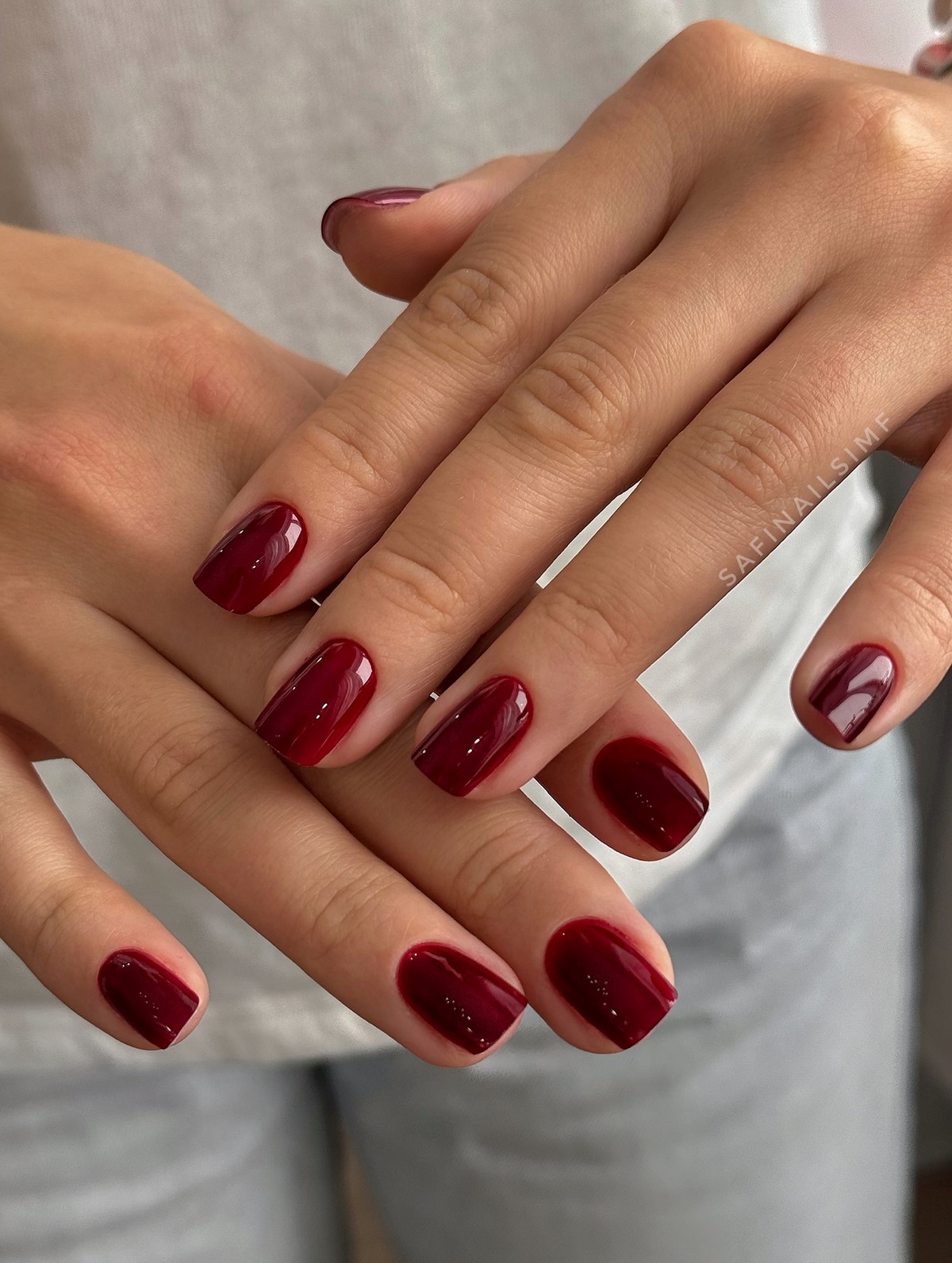 Этой весной выбирают темный: маникюр, который неожиданно освежает руки