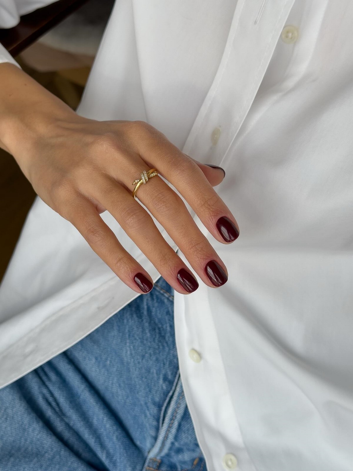 Этой весной выбирают темный: маникюр, который неожиданно освежает руки