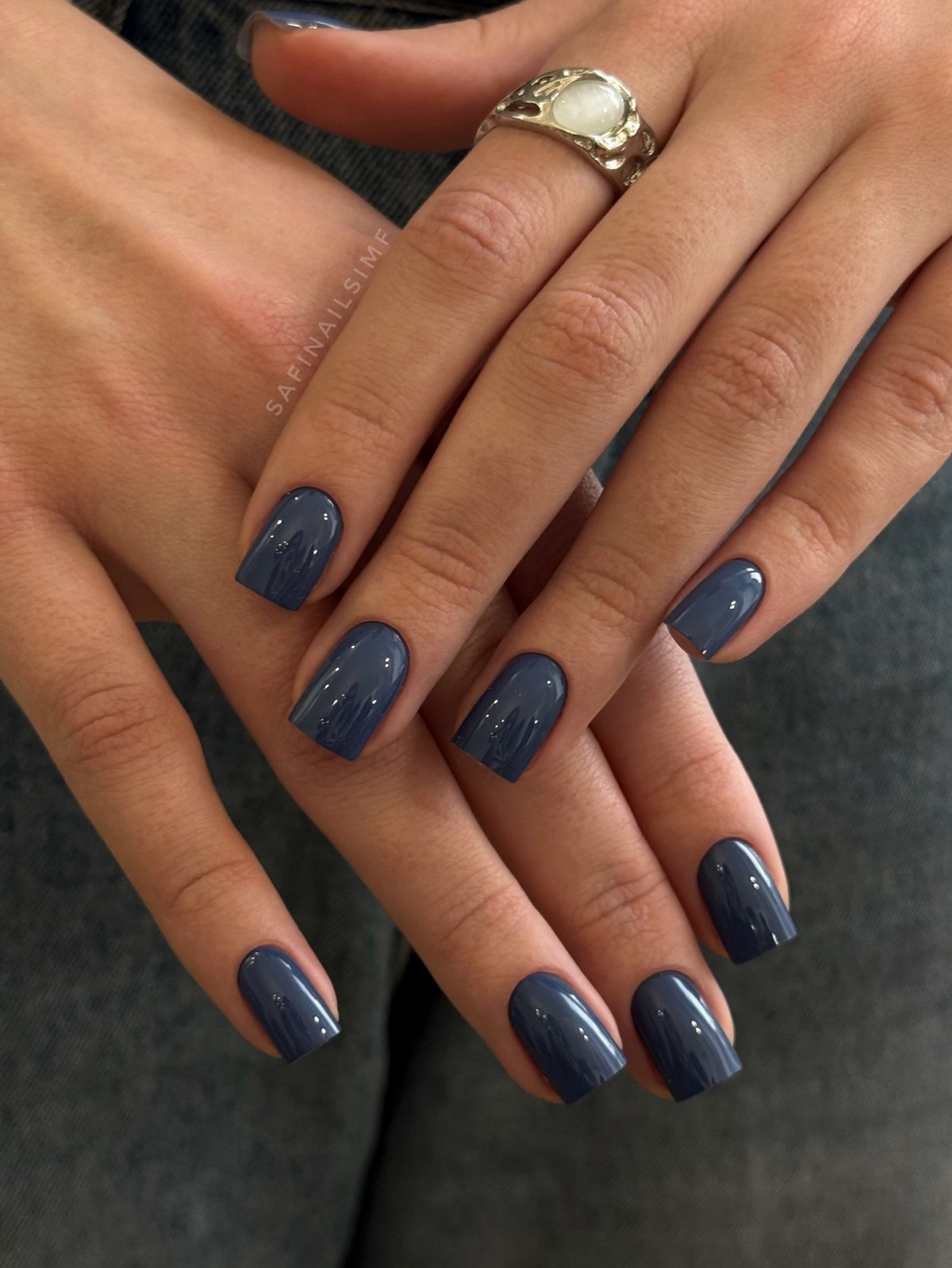 Этой весной выбирают темный: маникюр, который неожиданно освежает руки