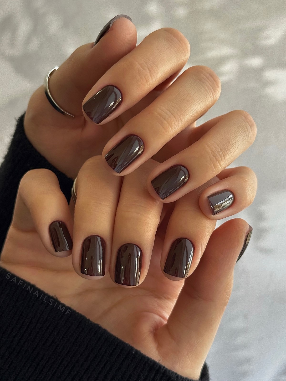 Этой весной выбирают темный: маникюр, который неожиданно освежает руки