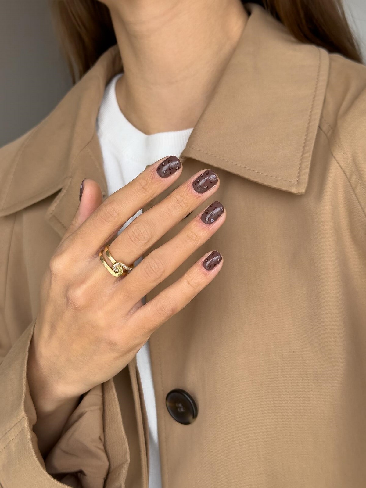 Этой весной выбирают темный: маникюр, который неожиданно освежает руки