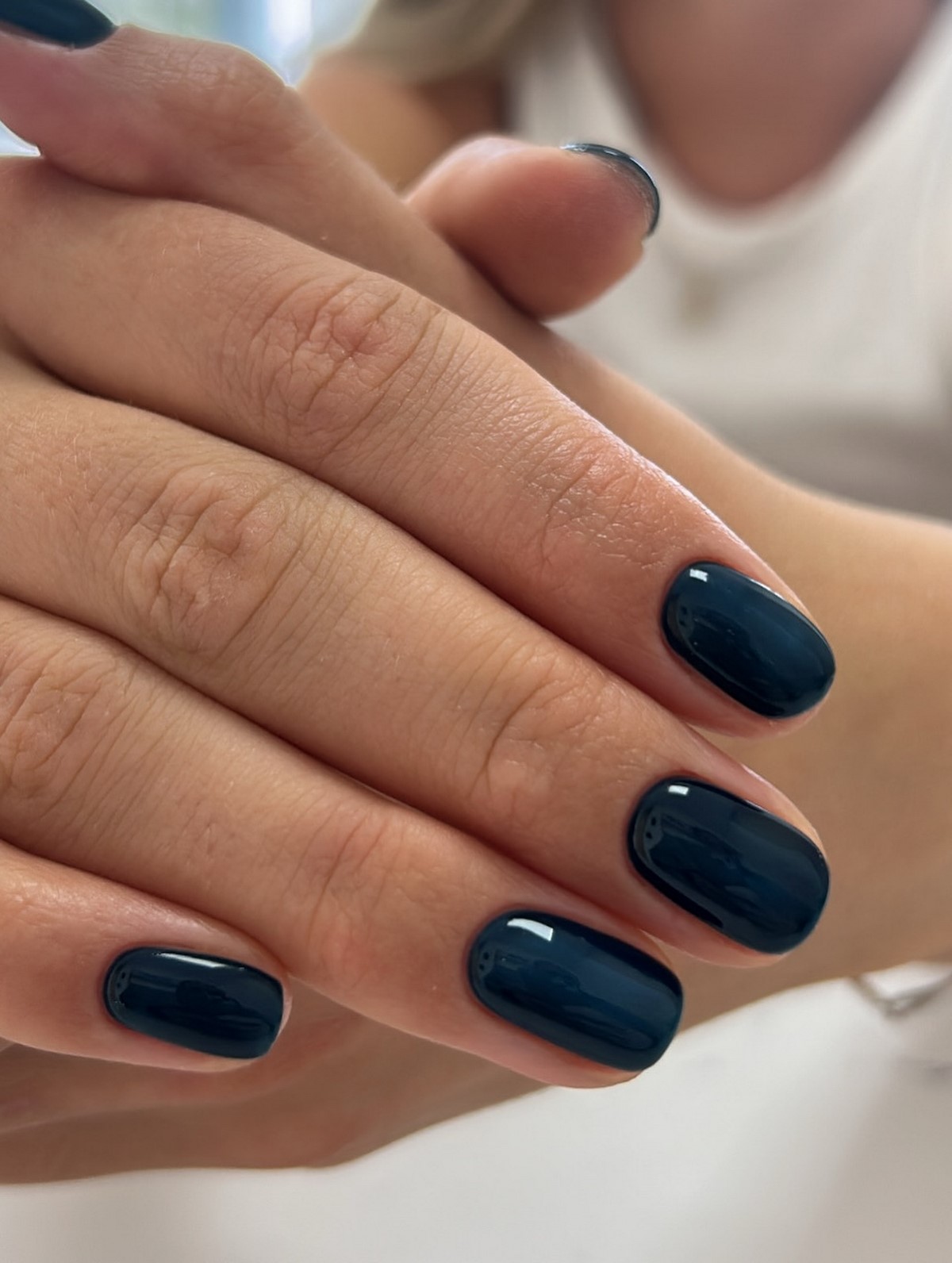 Этой весной выбирают темный: маникюр, который неожиданно освежает руки