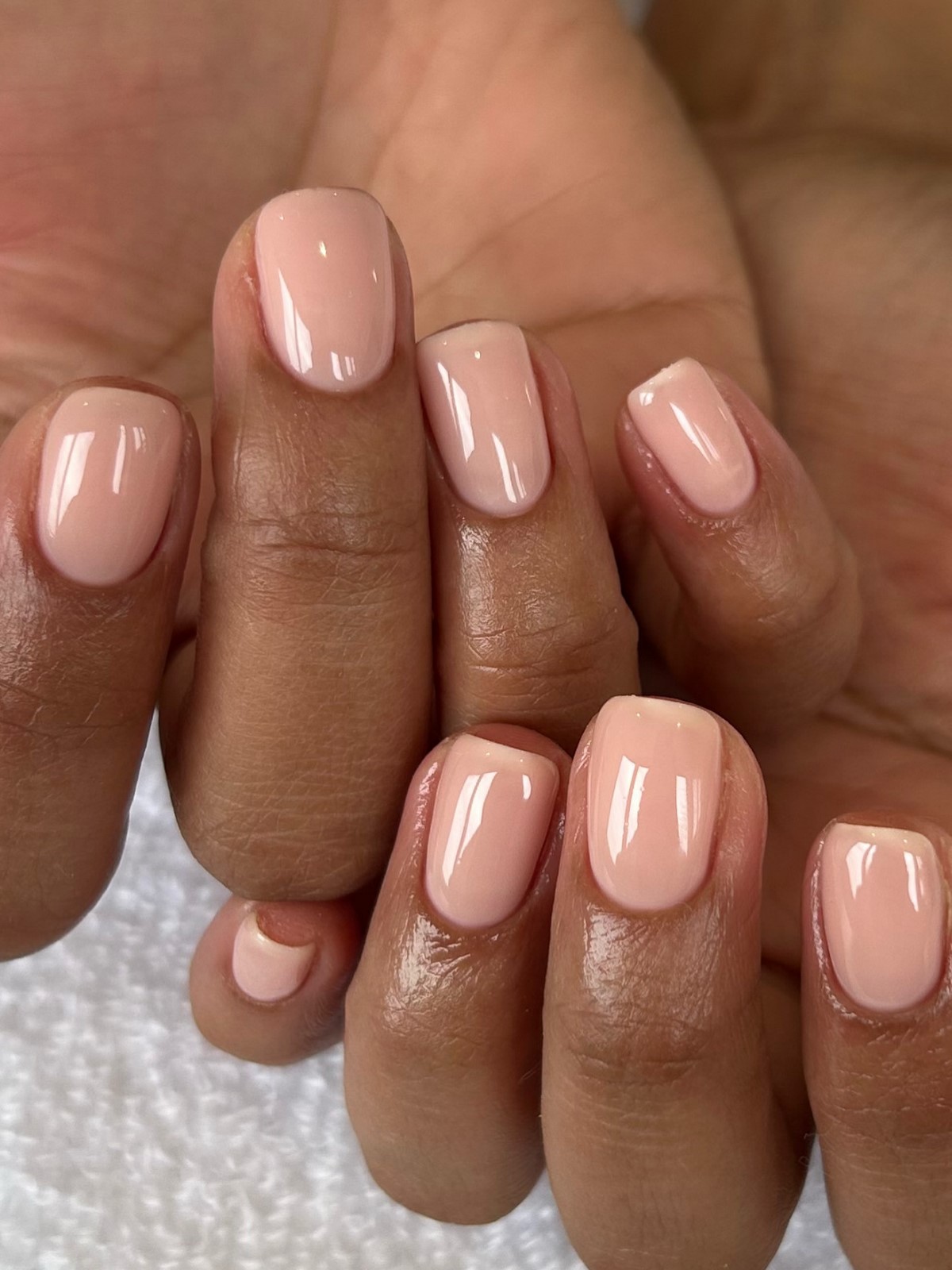 Капсульный маникюр: цвета, которые носят со всем