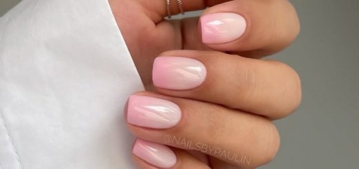 Маникюр в светлом цвете с градиентом на короткие квадратные ногти