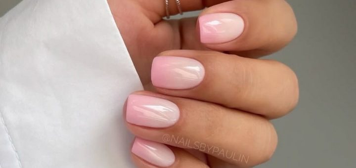 Маникюр в светлом цвете с градиентом на короткие квадратные ногти