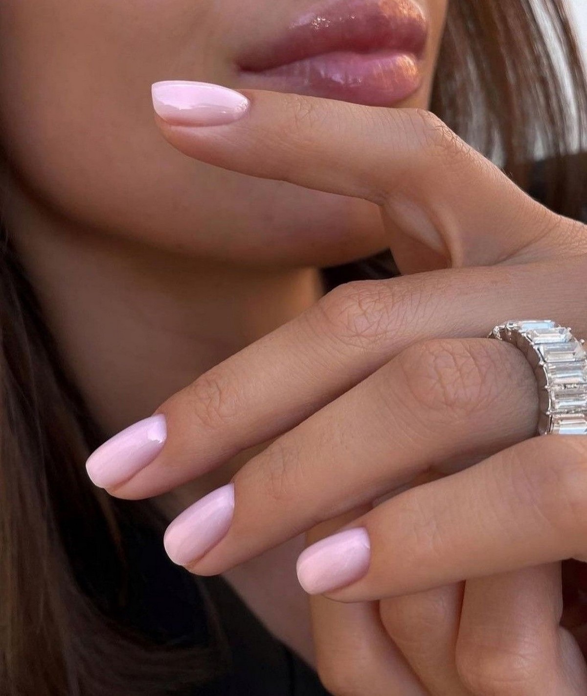 Короткие ногти и пастель: самый удобный тренд сезона