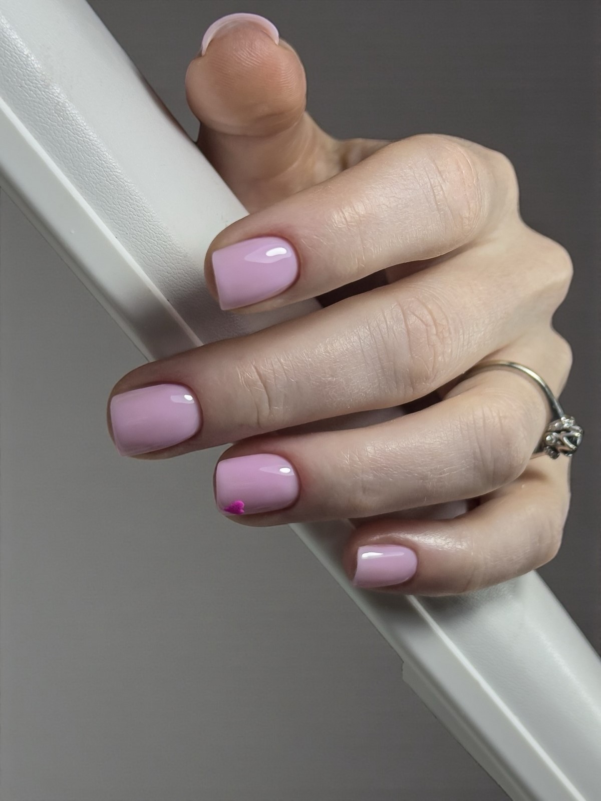 Короткие ногти и пастель: самый удобный тренд сезона