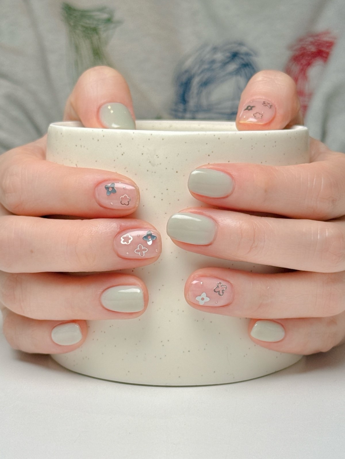 Короткие ногти и пастель: самый удобный тренд сезона