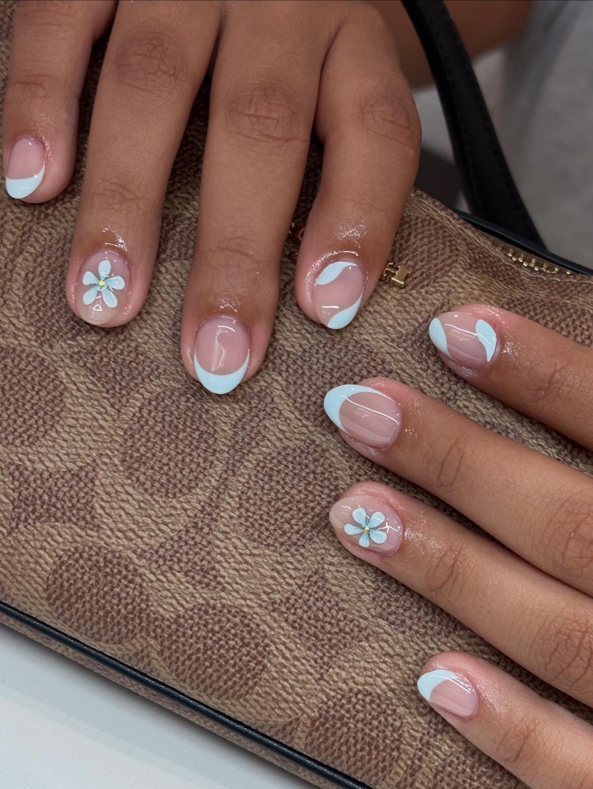 Короткие ногти и пастель: самый удобный тренд сезона