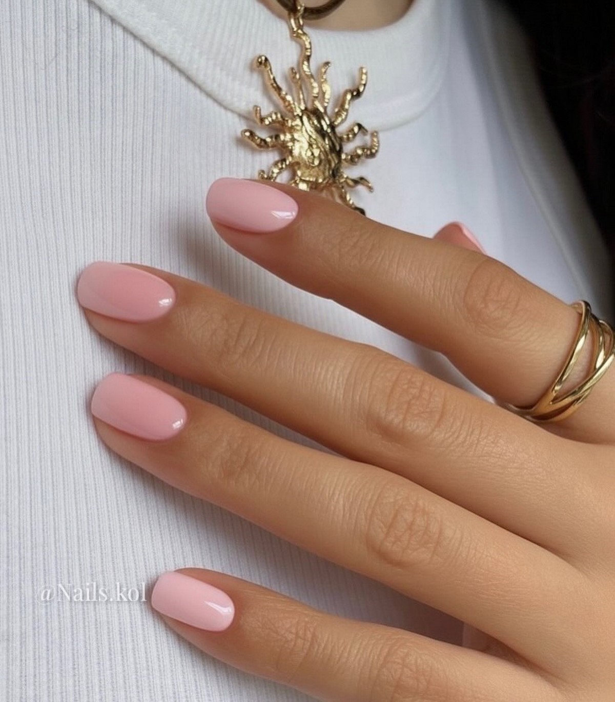 Короткие ногти и пастель: самый удобный тренд сезона