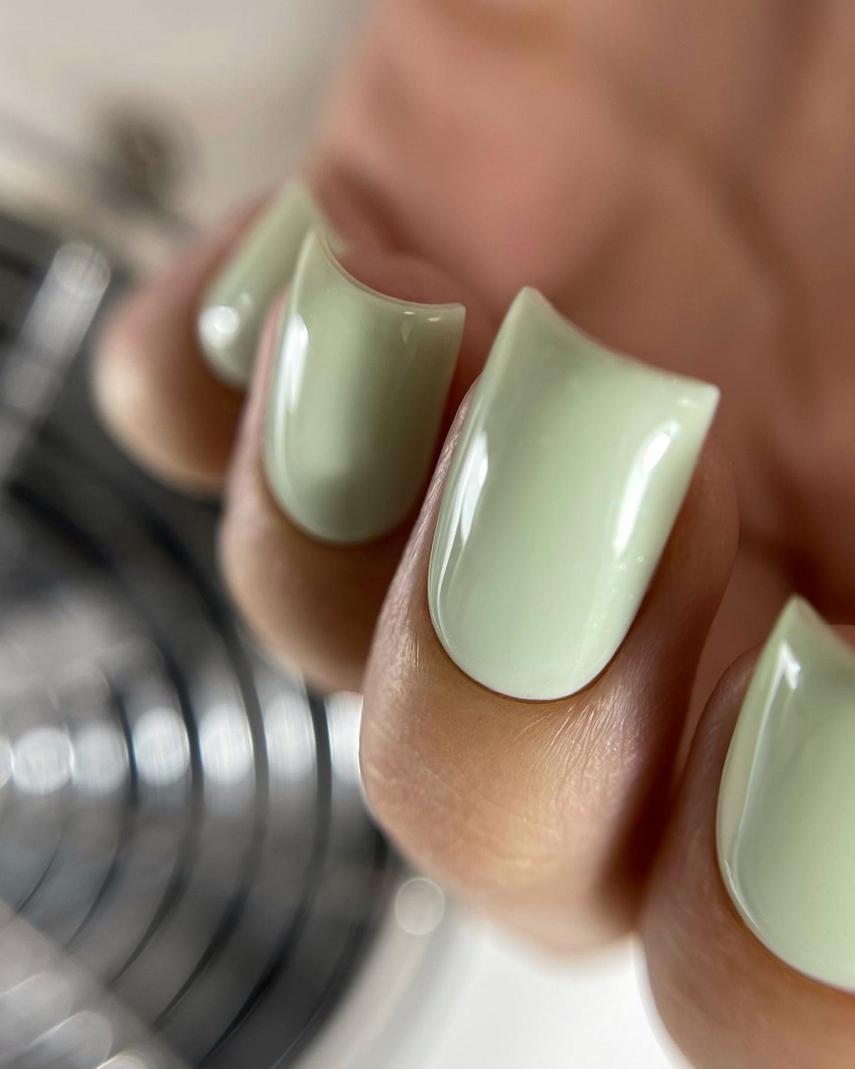 Короткие ногти и пастель: самый удобный тренд сезона