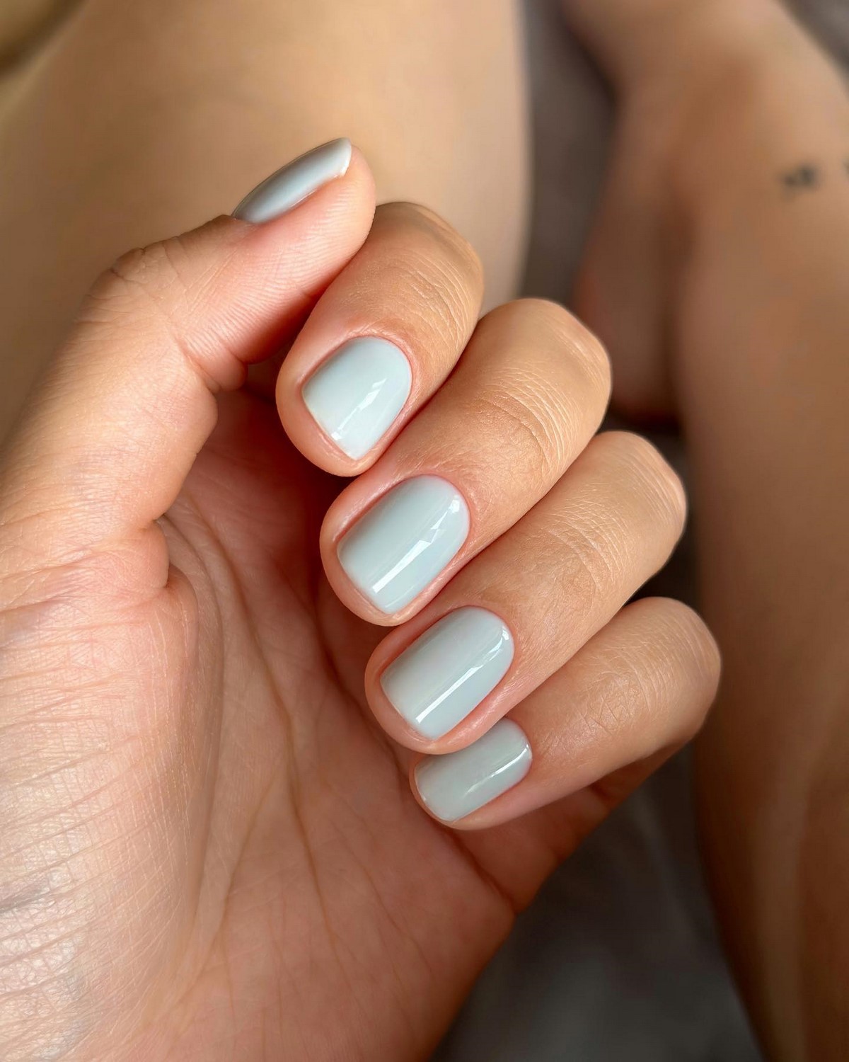 Короткие ногти и пастель: самый удобный тренд сезона