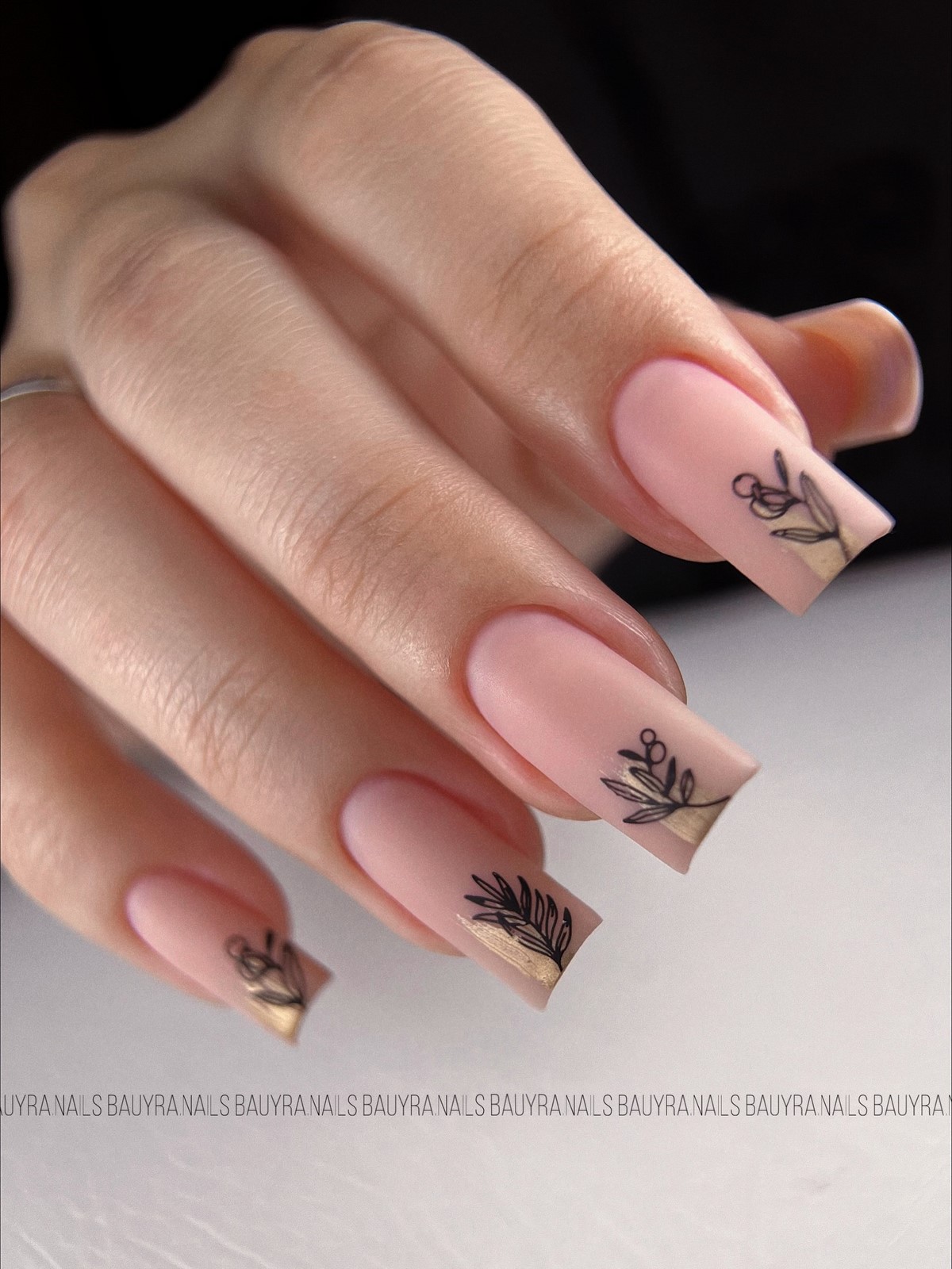 Маникюр на весну 2026, который выглядит дорого