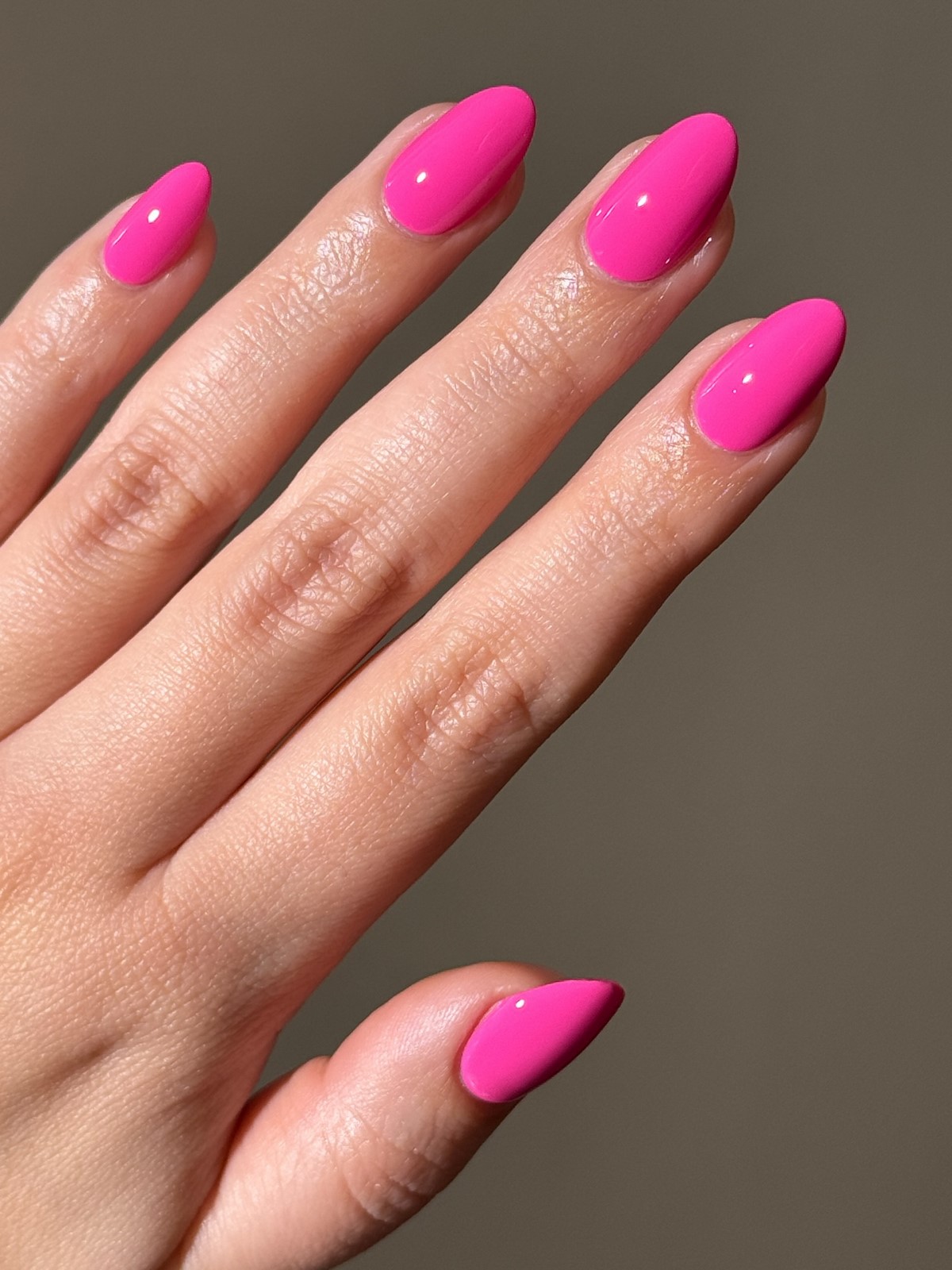 Овальная или миндаль: какая форма ногтей делает руки изящнее