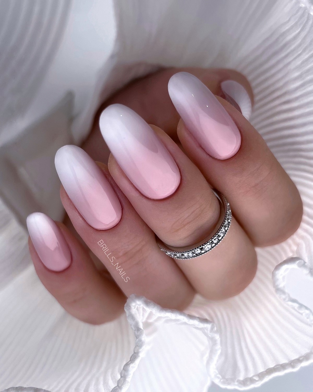 Овальная или миндаль: какая форма ногтей делает руки изящнее