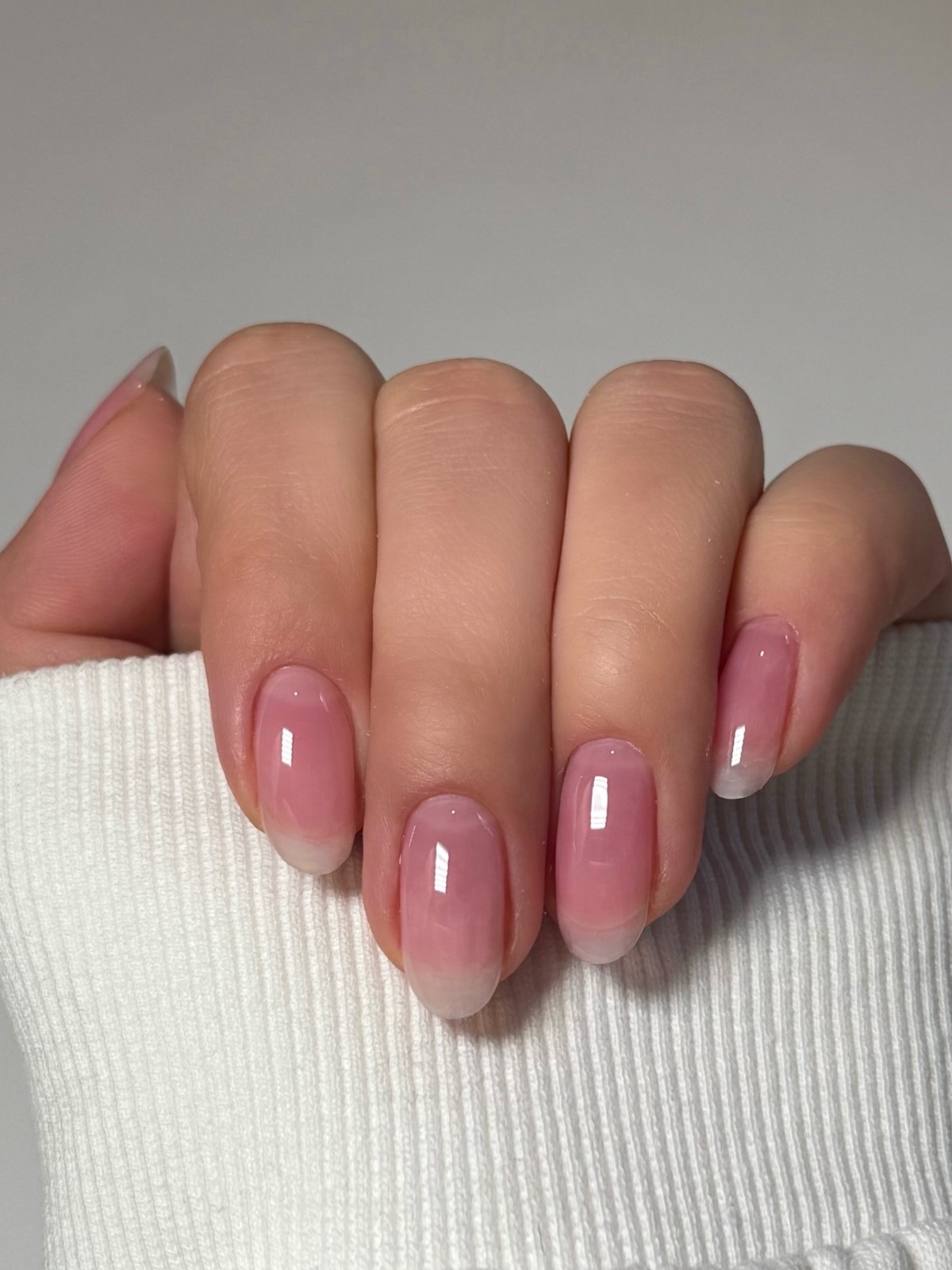 Овальная или миндаль: какая форма ногтей делает руки изящнее