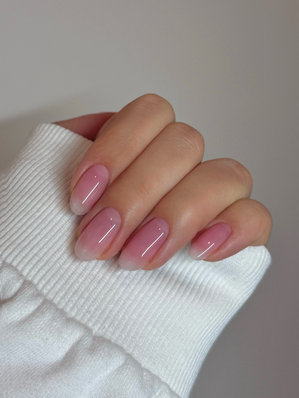 Овальная или миндаль: какая форма ногтей делает руки изящнее