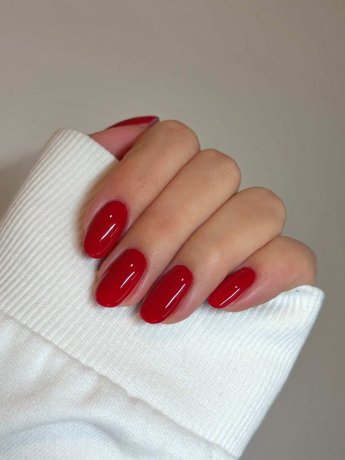 Овальная или миндаль: какая форма ногтей делает руки изящнее