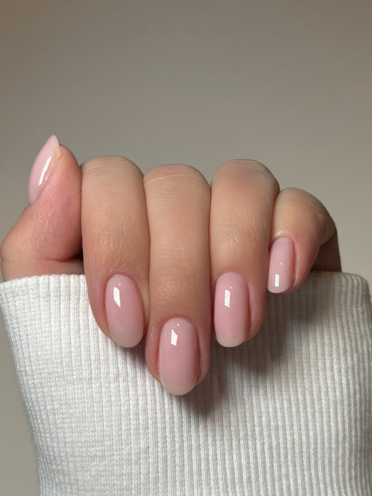 Овальная или миндаль: какая форма ногтей делает руки изящнее