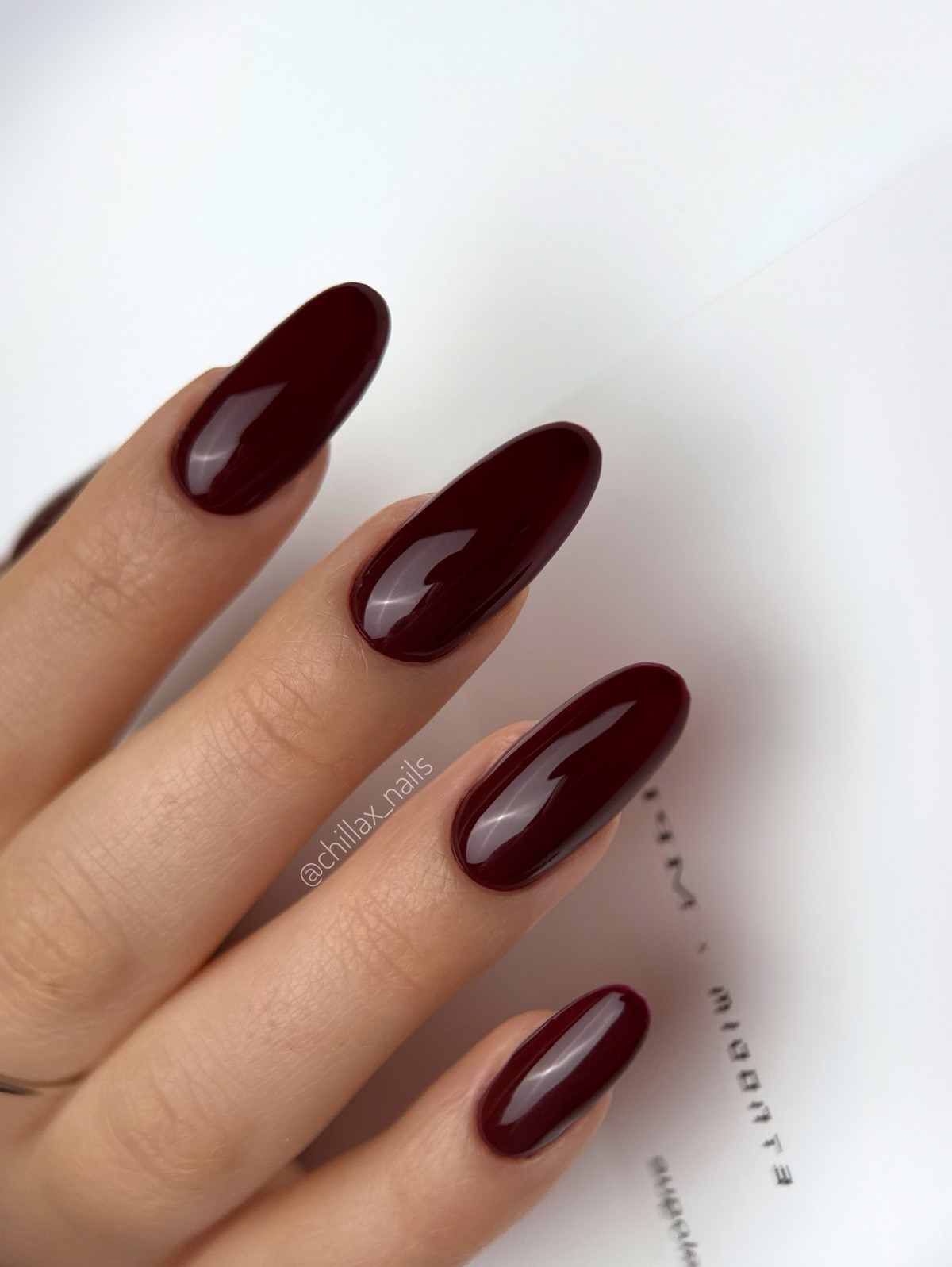 Овальная или миндаль: какая форма ногтей делает руки изящнее