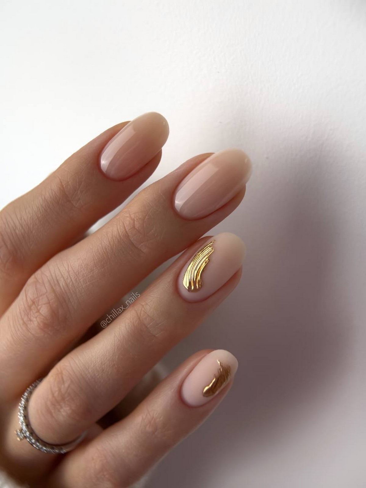 Овальная или миндаль: какая форма ногтей делает руки изящнее