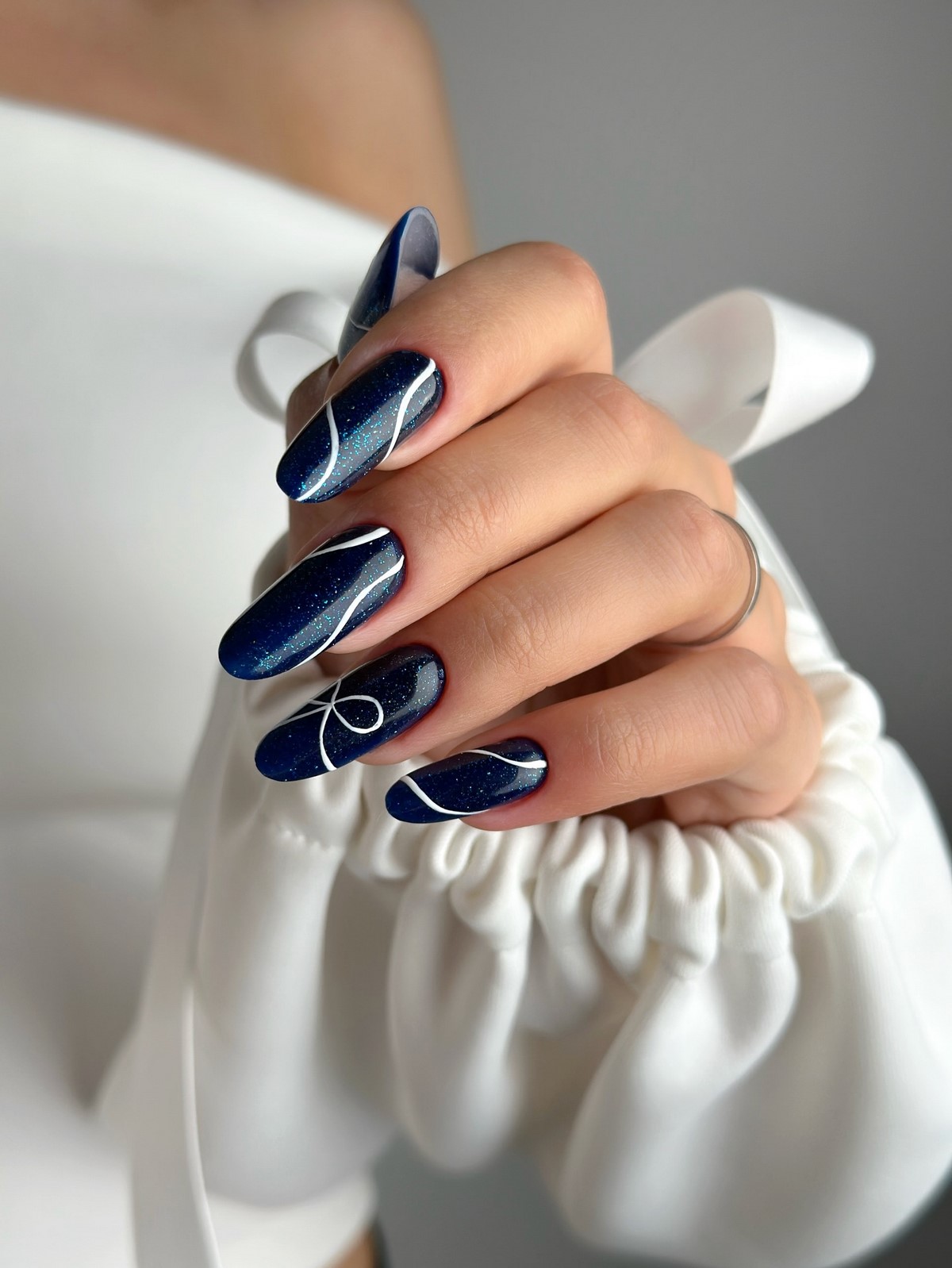 Овальная или миндаль: какая форма ногтей делает руки изящнее