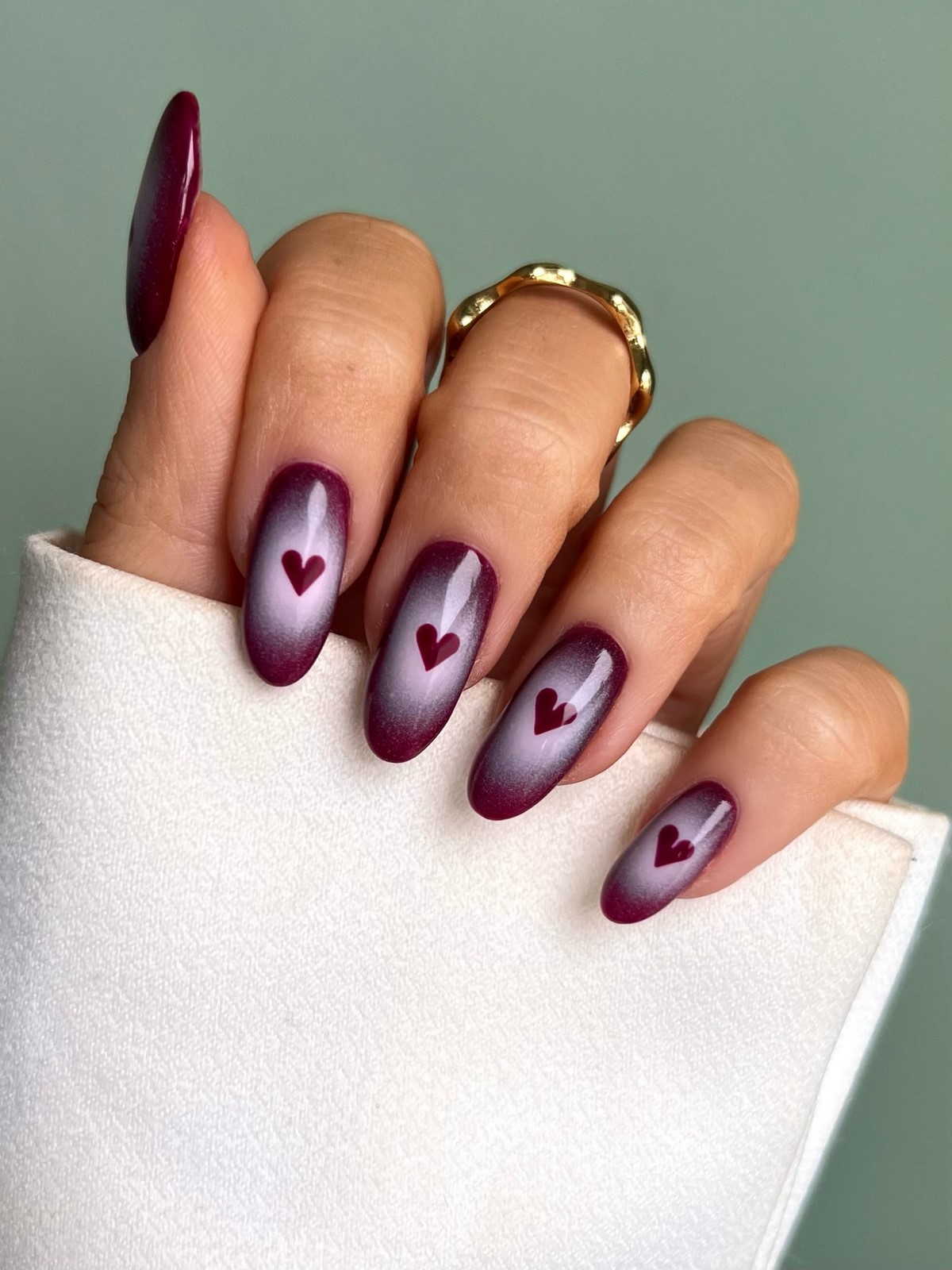 Овальная или миндаль: какая форма ногтей делает руки изящнее