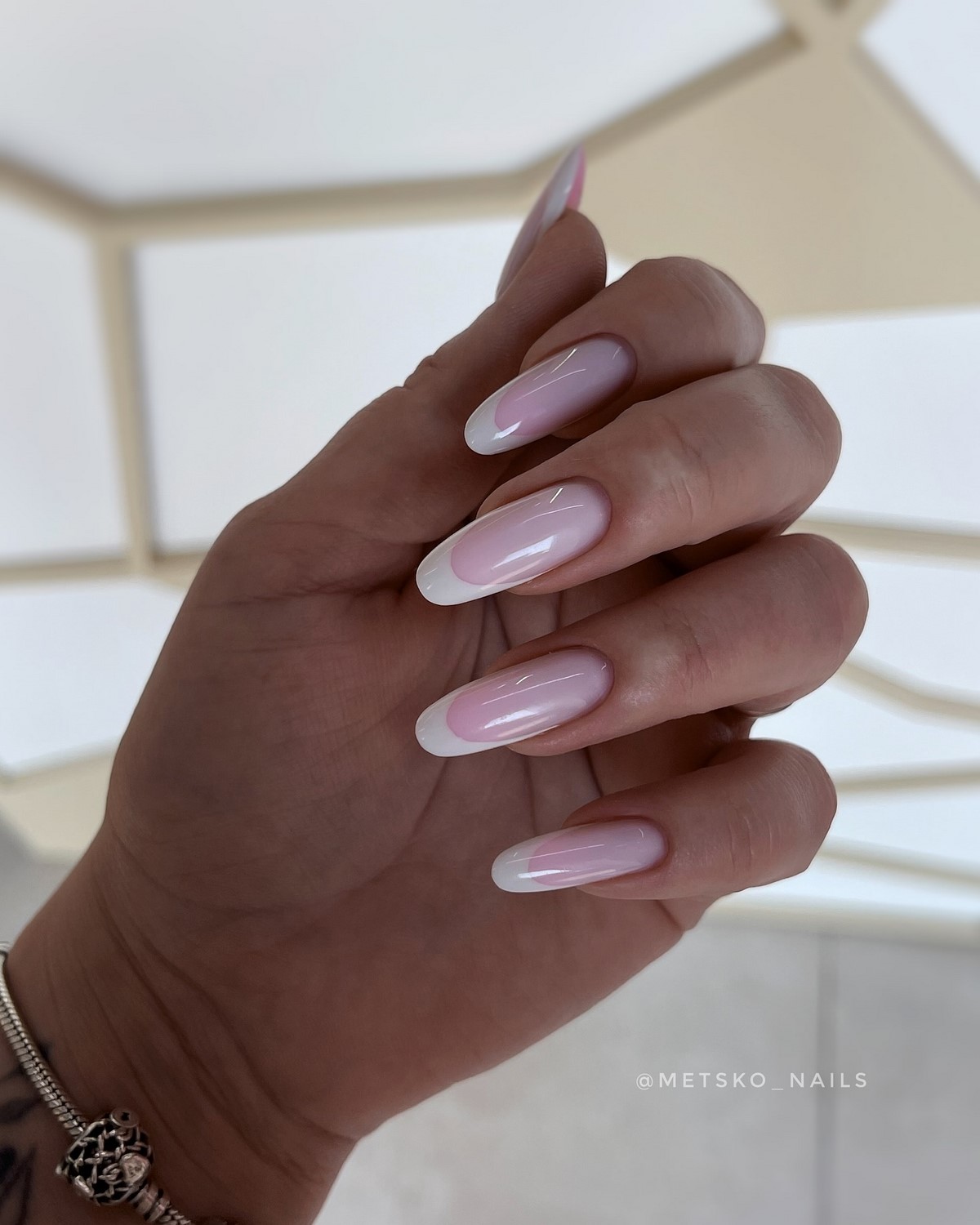 Овальная или миндаль: какая форма ногтей делает руки изящнее