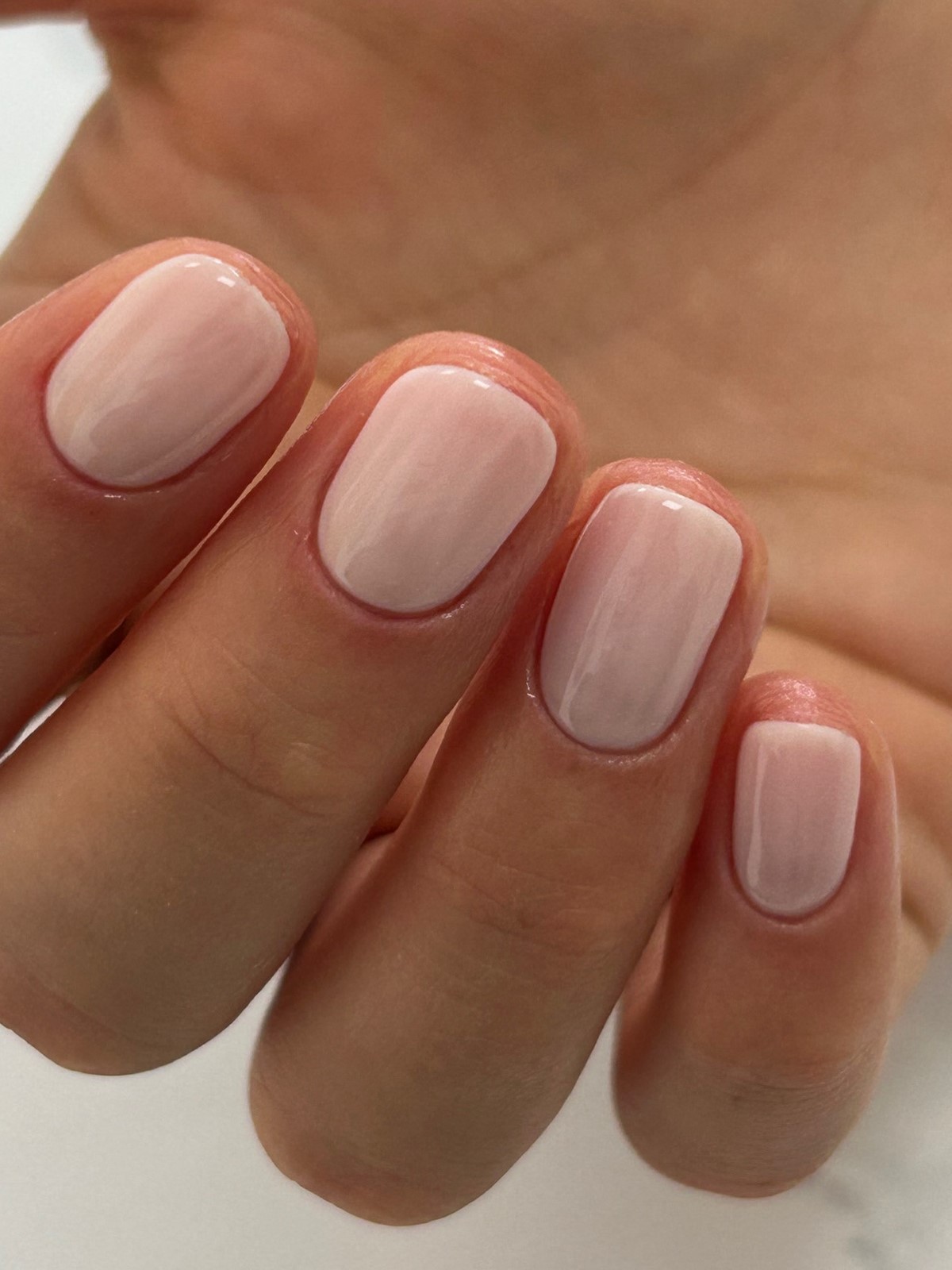 Овальная или миндаль: какая форма ногтей делает руки изящнее