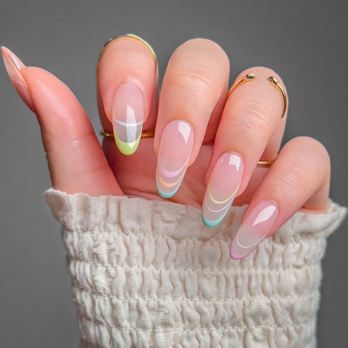 Овальная или миндаль: какая форма ногтей делает руки изящнее