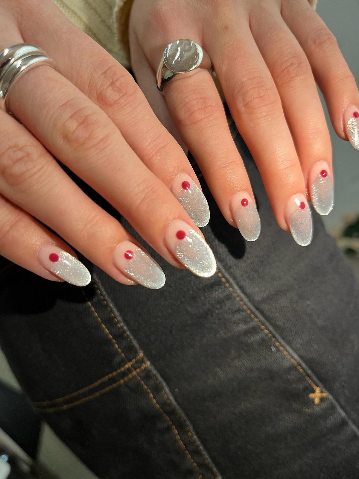 Овальная или миндаль: какая форма ногтей делает руки изящнее