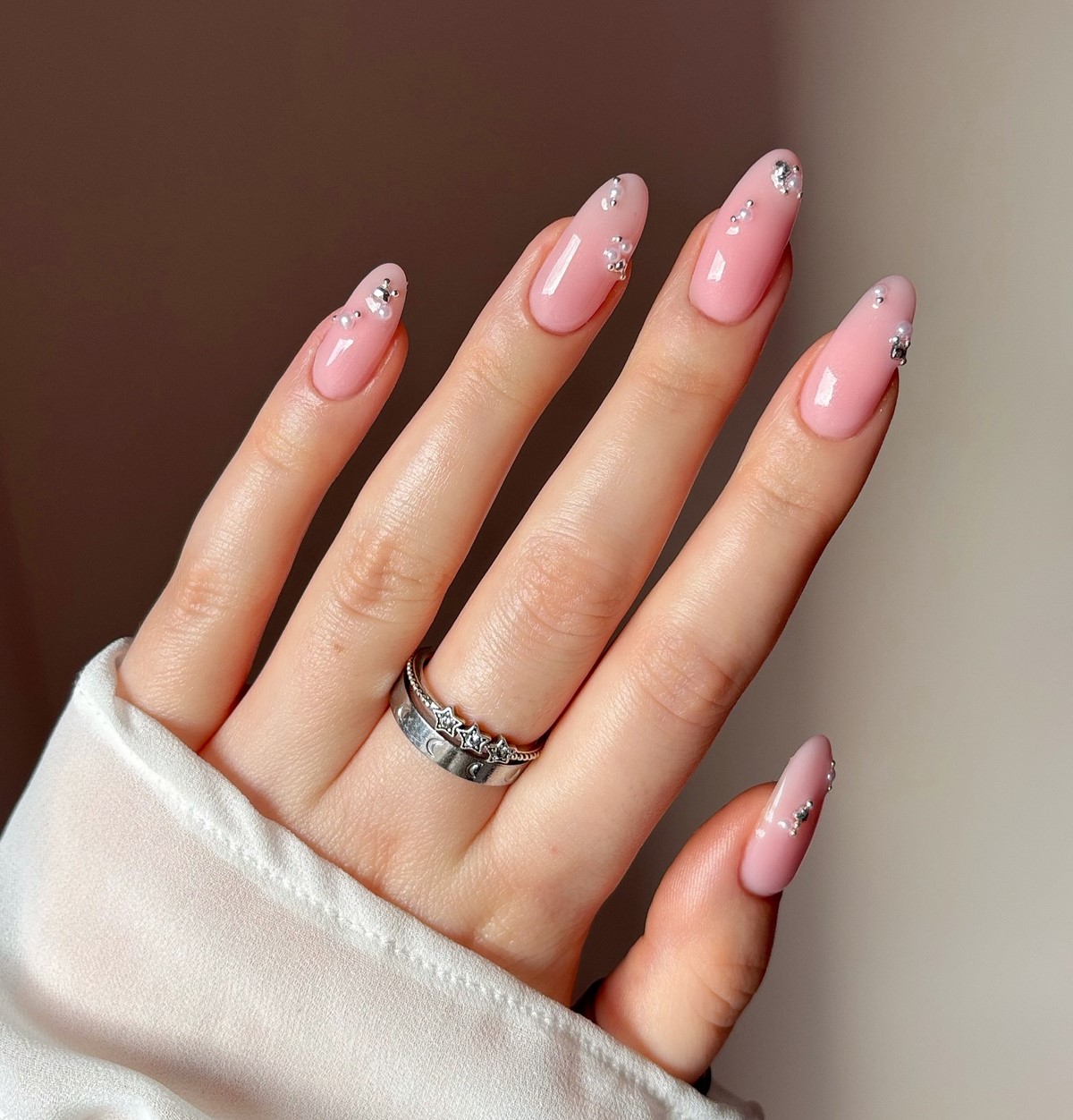 Овальная или миндаль: какая форма ногтей делает руки изящнее