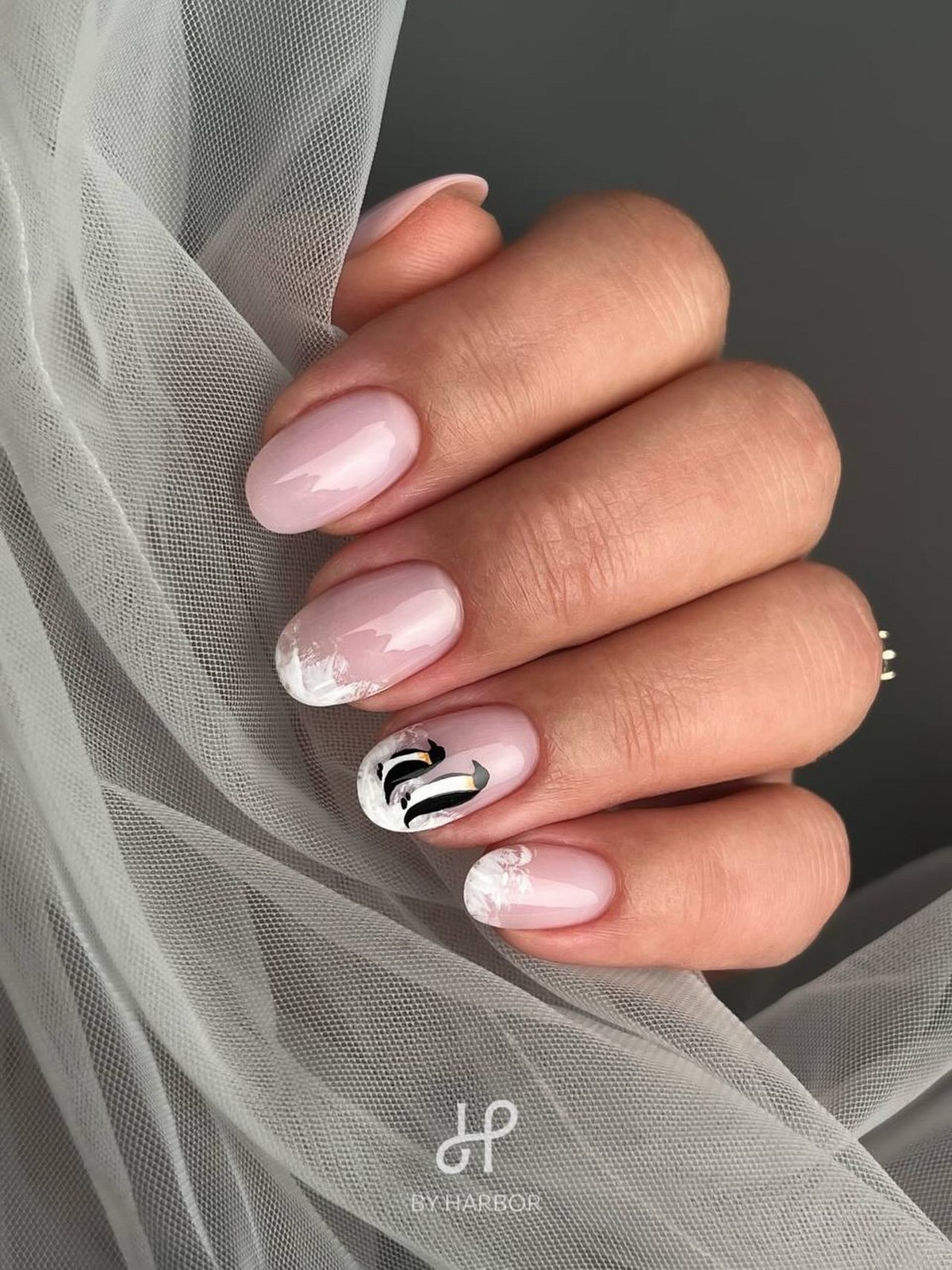 Овальная или миндаль: какая форма ногтей делает руки изящнее