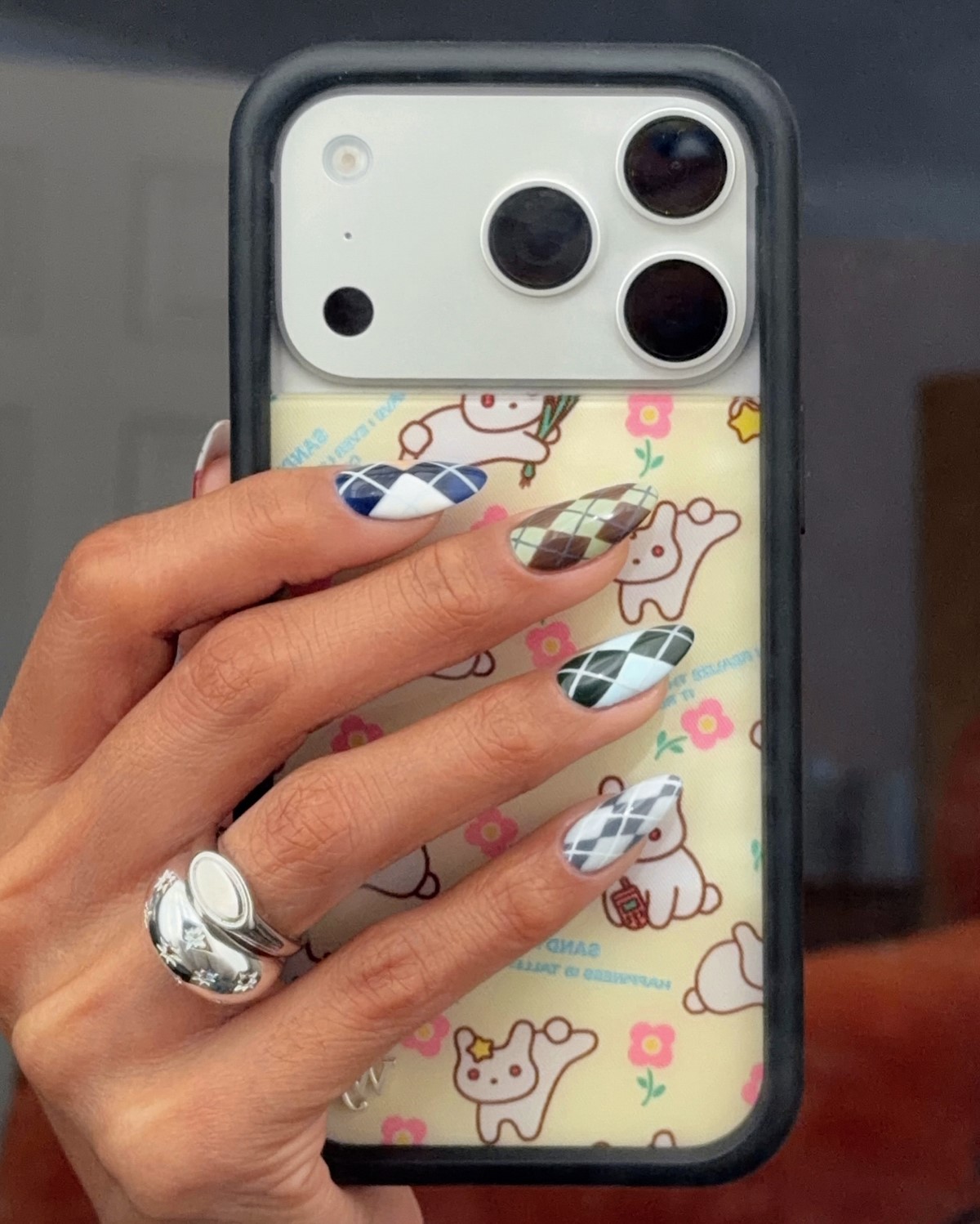 Овальная или миндаль: какая форма ногтей делает руки изящнее