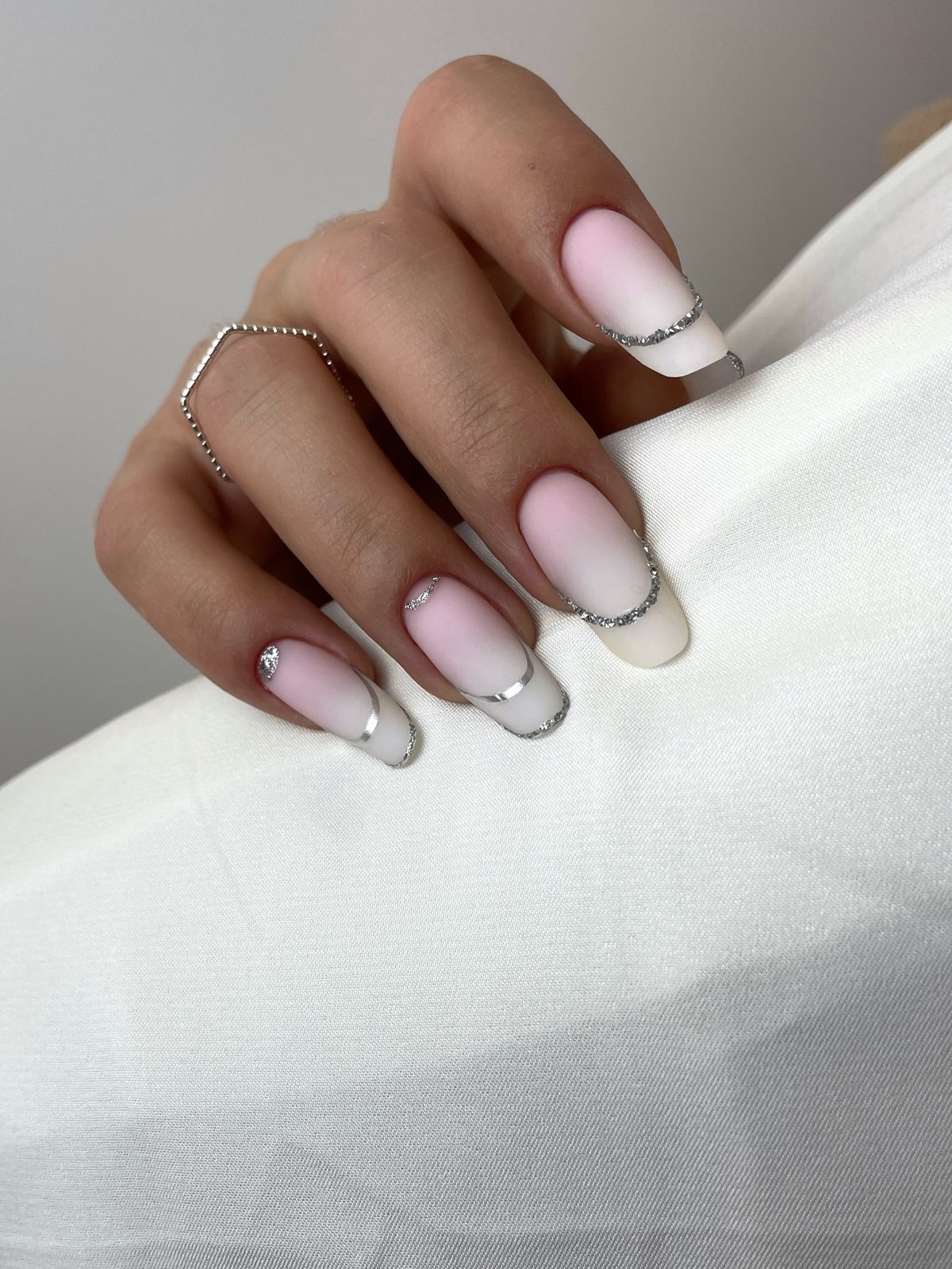 Овальная или миндаль: какая форма ногтей делает руки изящнее