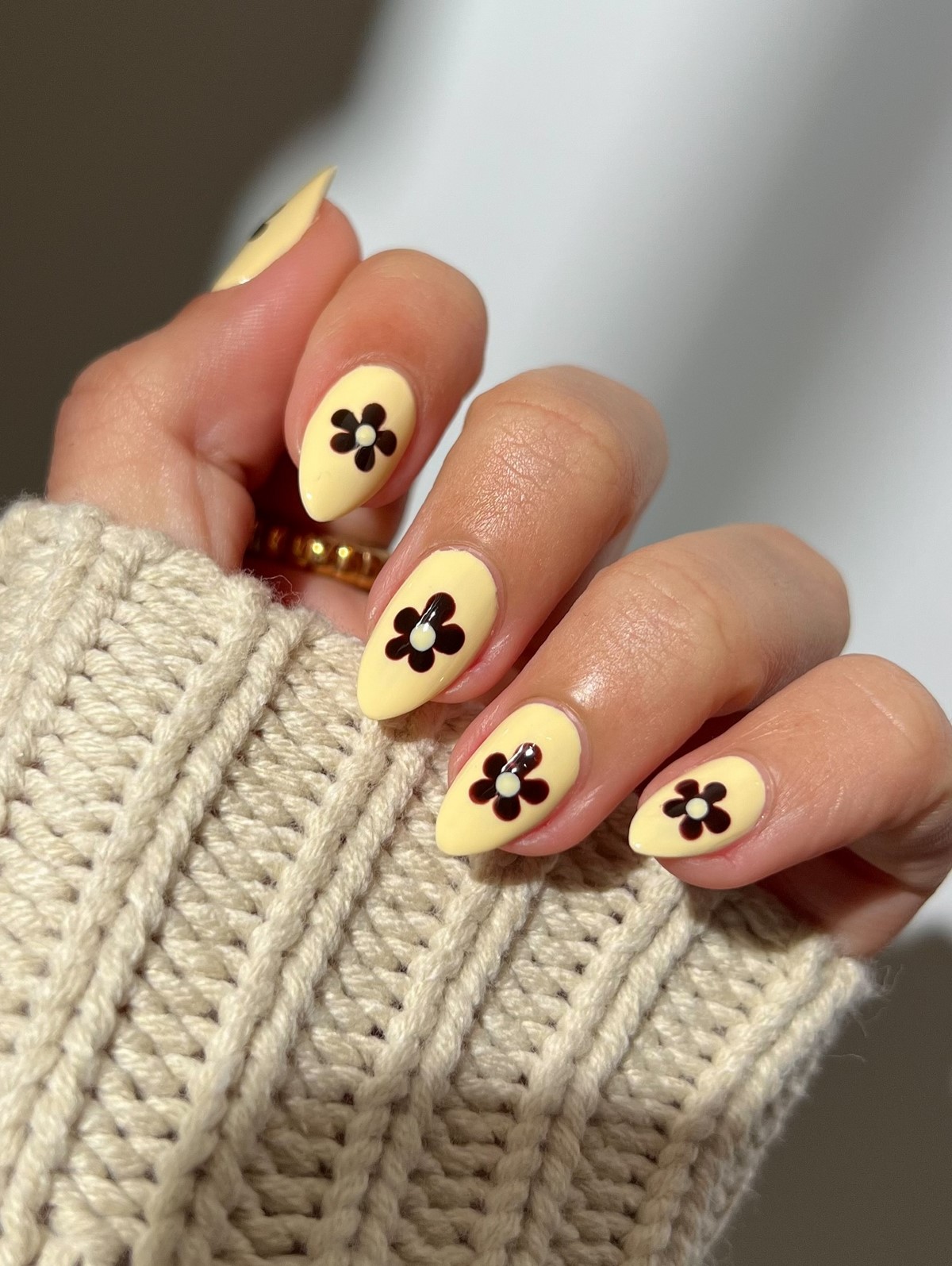 Овальная или миндаль: какая форма ногтей делает руки изящнее