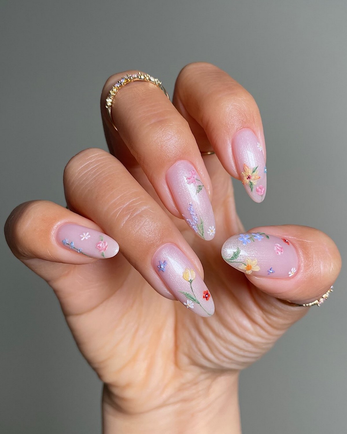 Овальная или миндаль: какая форма ногтей делает руки изящнее