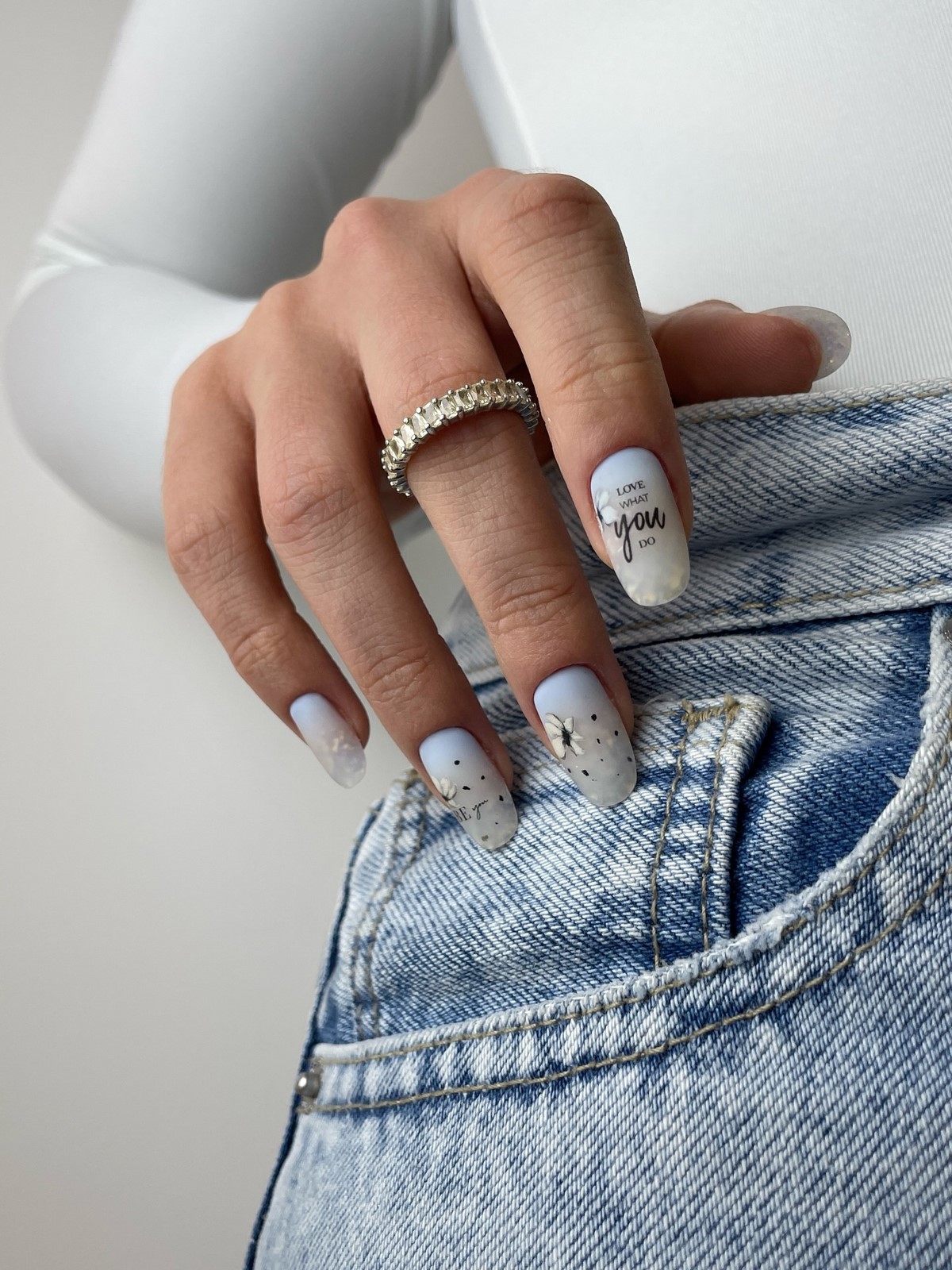 Овальная или миндаль: какая форма ногтей делает руки изящнее