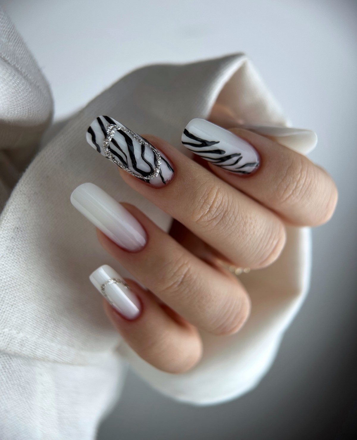 Овальная или миндаль: какая форма ногтей делает руки изящнее