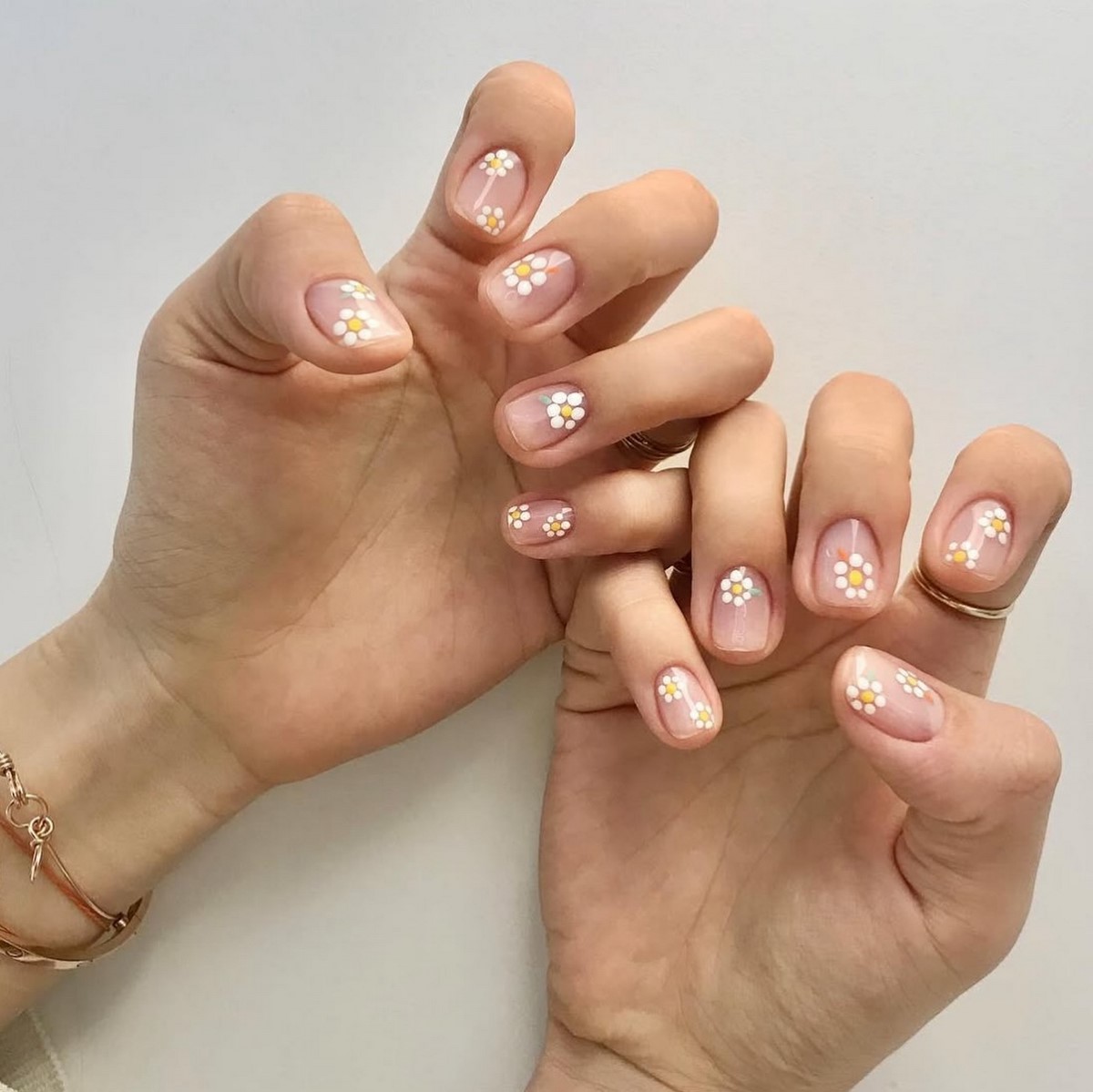 Маникюр на март: самый аккуратный тренд начала весны