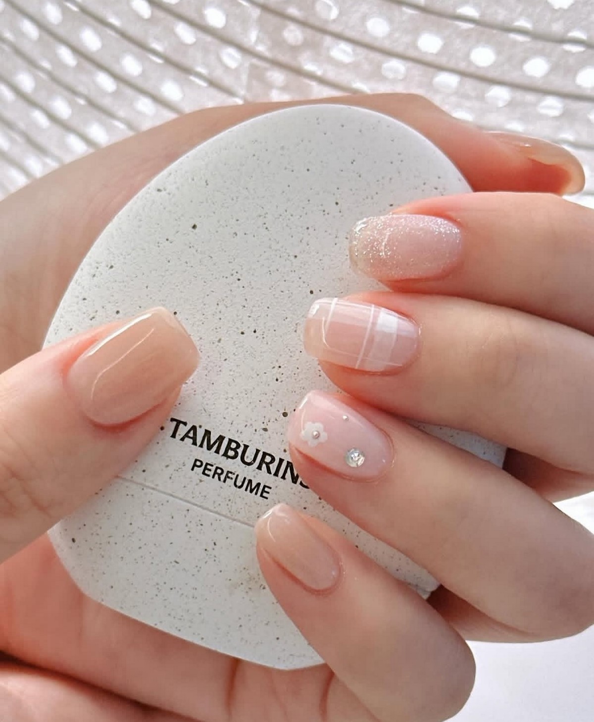 Маникюр на март: самый аккуратный тренд начала весны