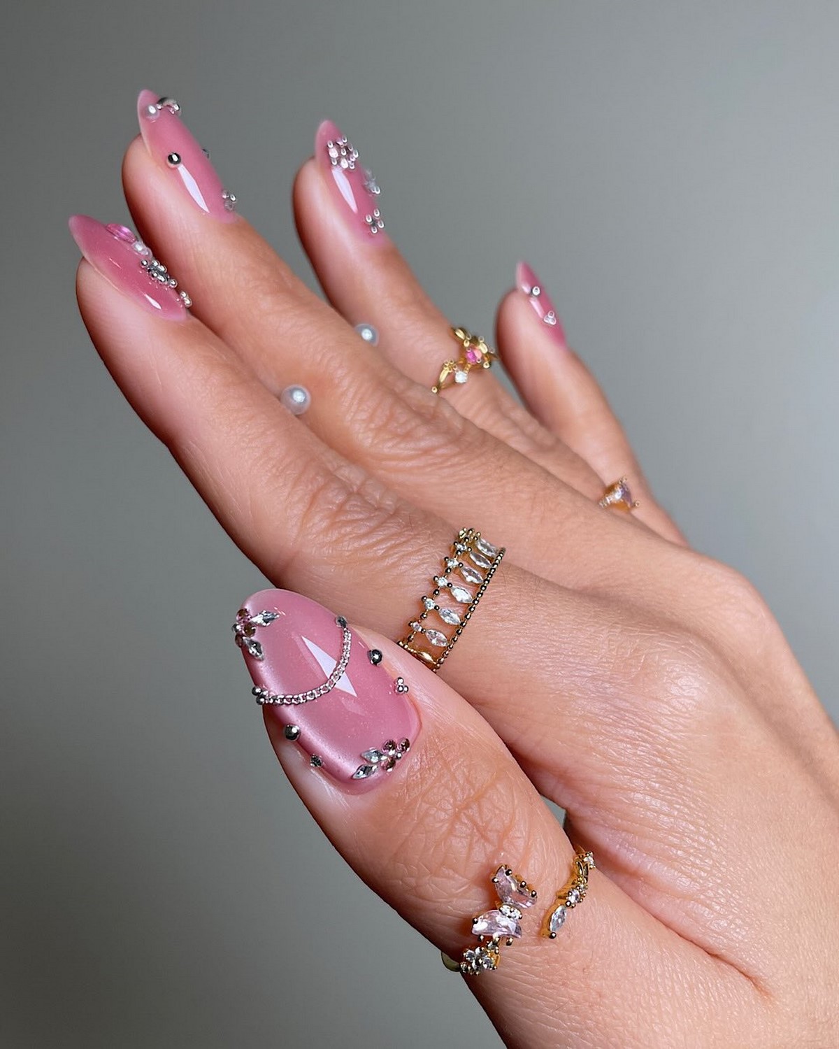 Маникюр на март: самый аккуратный тренд начала весны