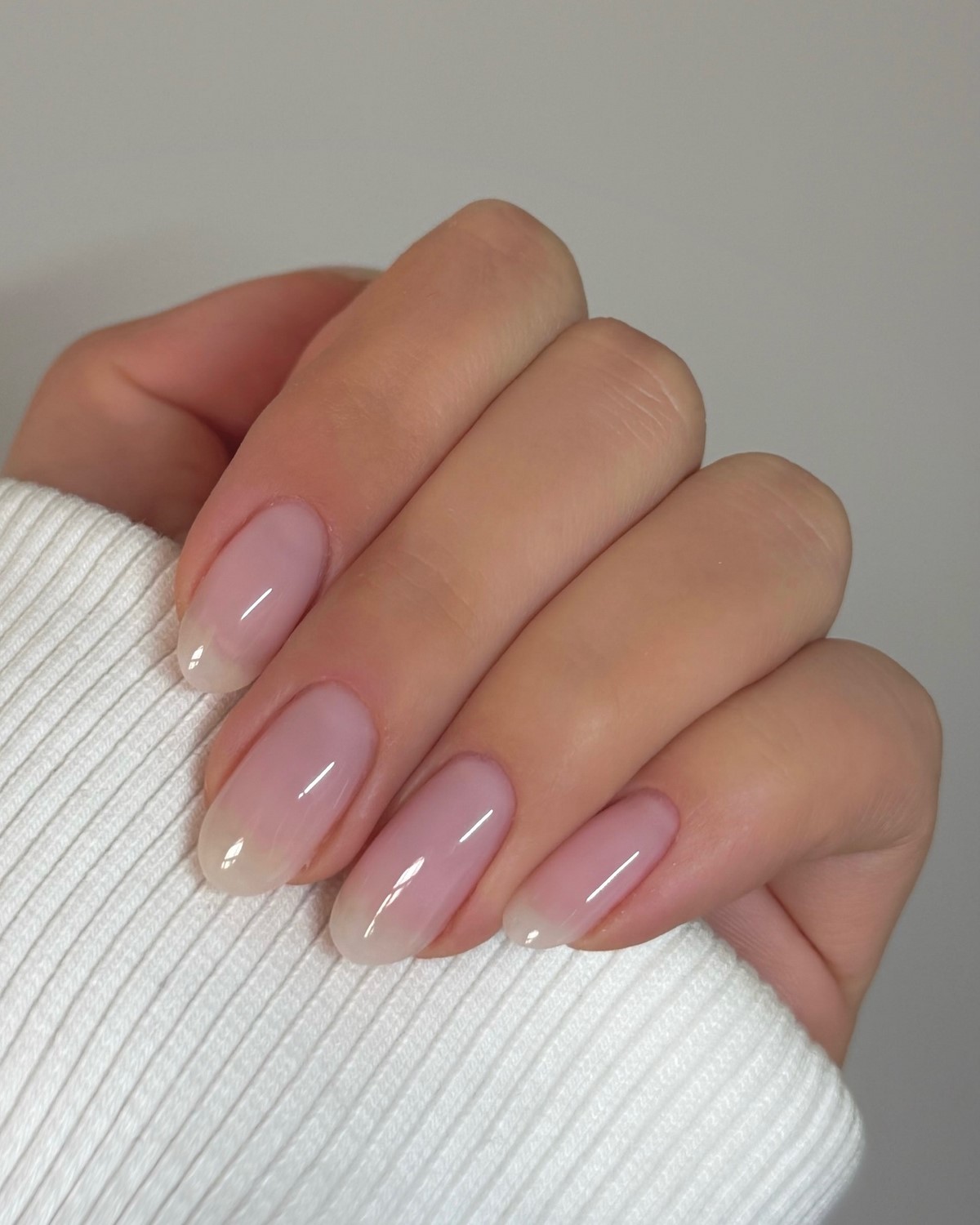 Маникюр на март: самый аккуратный тренд начала весны