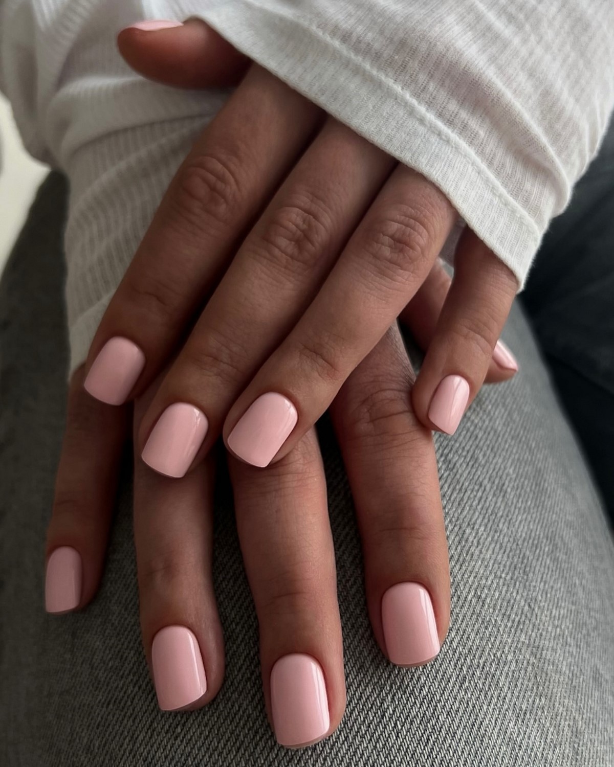 Светлый маникюр этой весны: оттенки, которые подходят ко всему