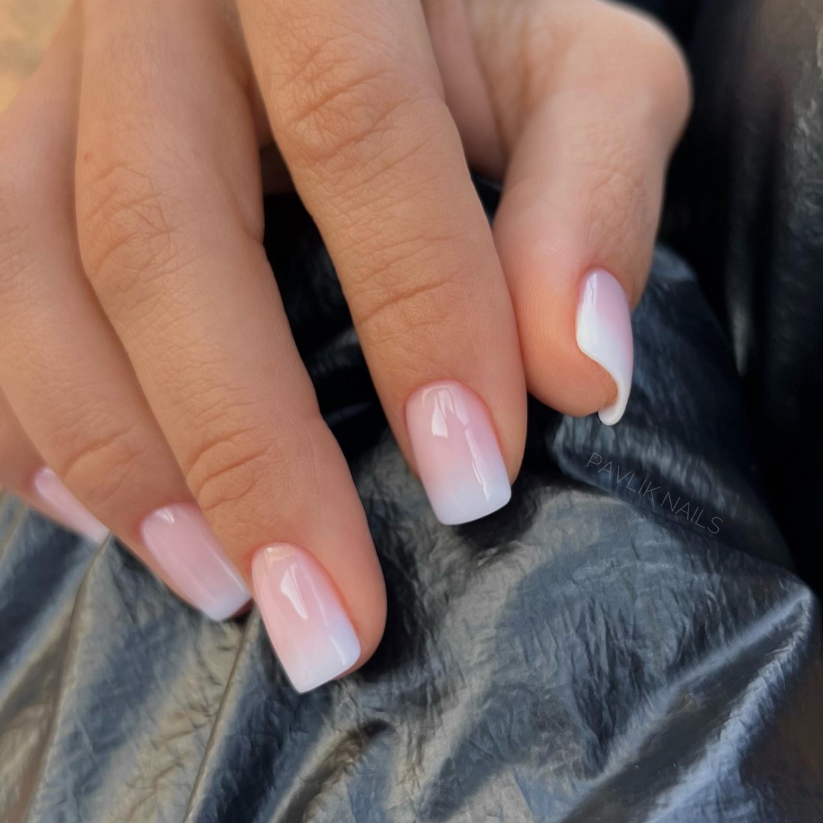 Светлый маникюр этой весны: оттенки, которые подходят ко всему