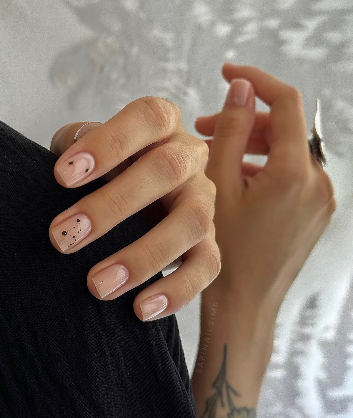 Светлый маникюр этой весны: оттенки, которые подходят ко всему